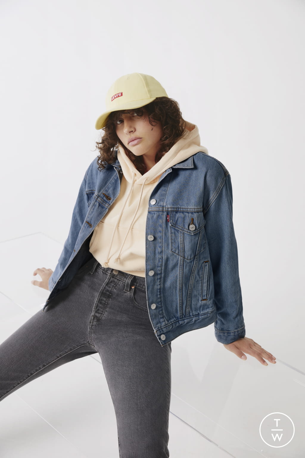 Fashion Week Paris Spring/Summer 2022 look 43 from the LEVIS STORY TOLLING collection 女装