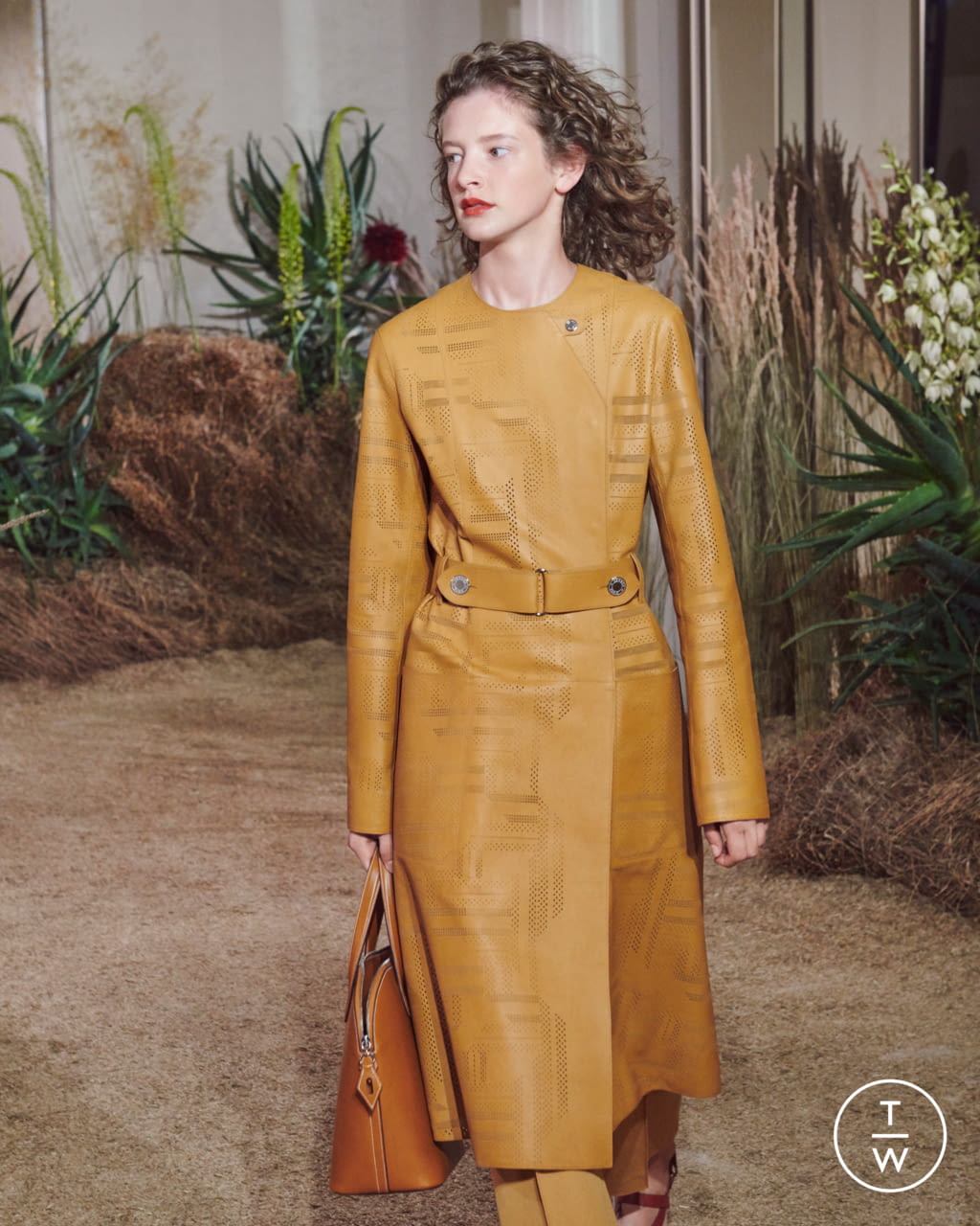 Fashion Week Paris Resort 2019 look 33 from the Hermès collection 女装