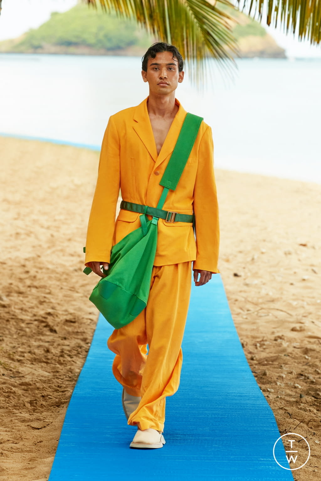 Fashion Week Paris Spring/Summer 2022 look 34 from the Jacquemus collection womenswear