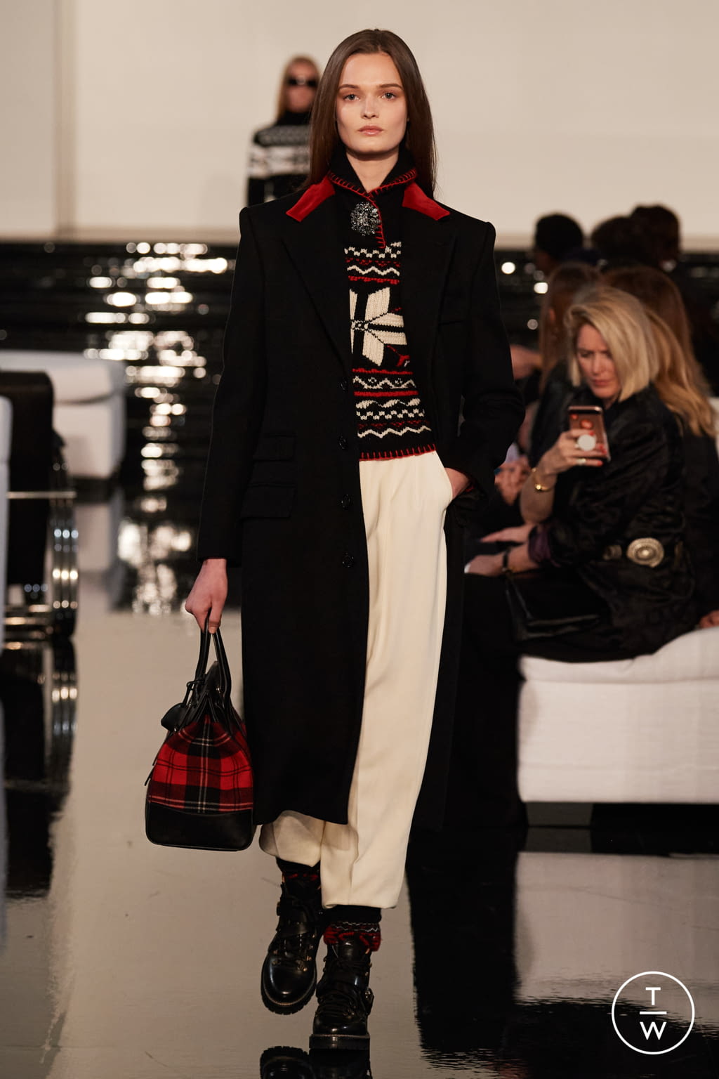 Fashion Week New York Fall/Winter 2022 look 34 from the Ralph Lauren collection womenswear
