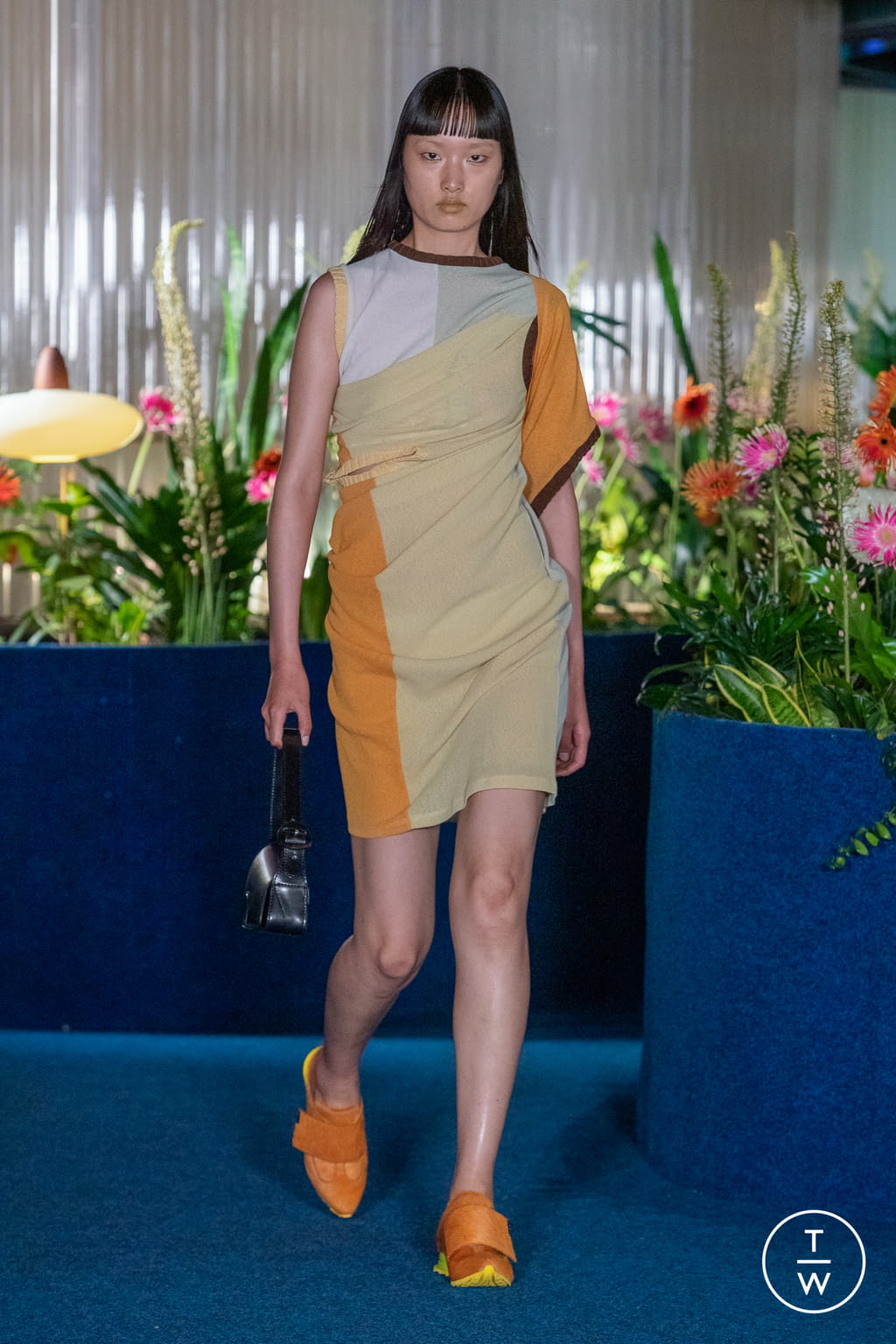 Fashion Week London Spring/Summer 2022 look 4 from the Kiko Kostadinov collection womenswear