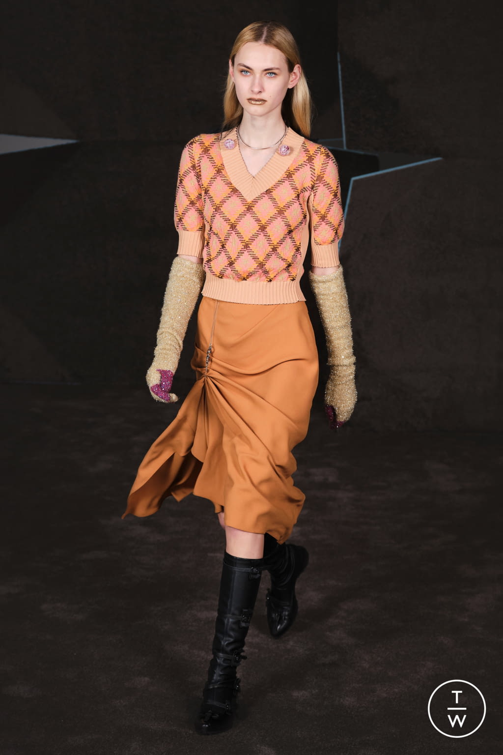 Fashion Week London Fall/Winter 2022 look 4 from the Kiko Kostadinov collection womenswear