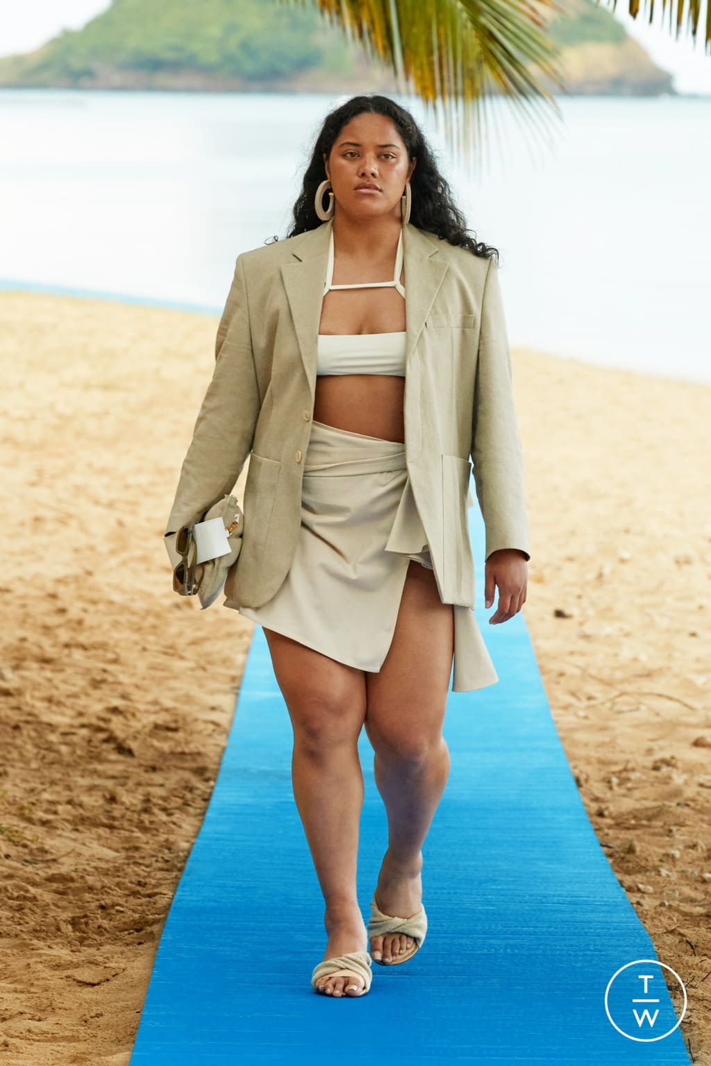 Fashion Week Paris Spring/Summer 2022 look 44 from the Jacquemus collection womenswear