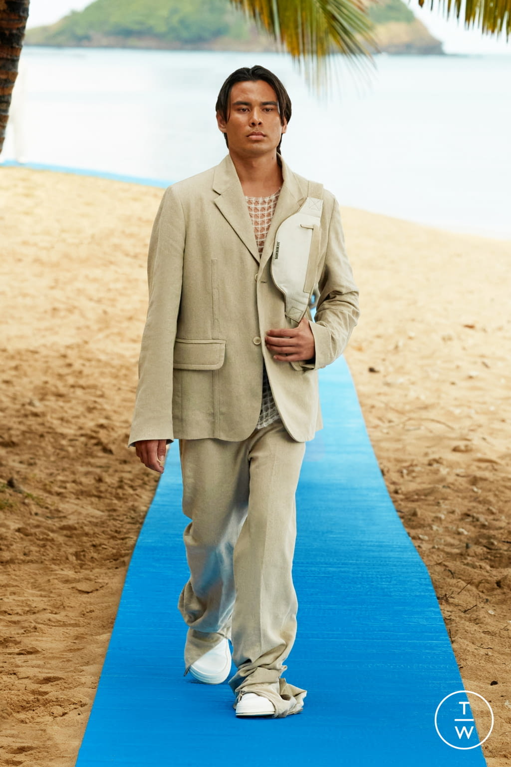 Fashion Week Paris Spring/Summer 2022 look 45 from the Jacquemus collection womenswear