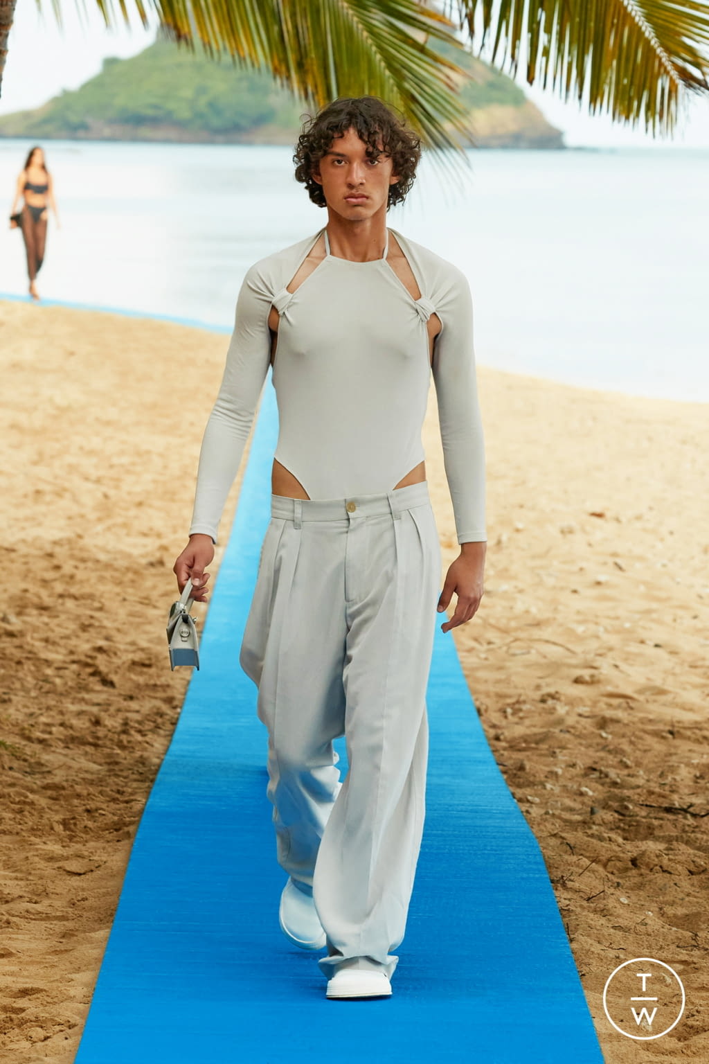 Fashion Week Paris Spring/Summer 2022 look 51 from the Jacquemus collection womenswear