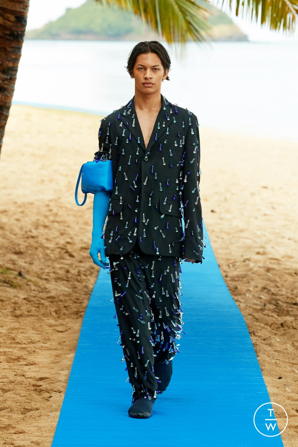 Fashion Week Paris Spring/Summer 2022 look 55 from the Jacquemus collection 女装