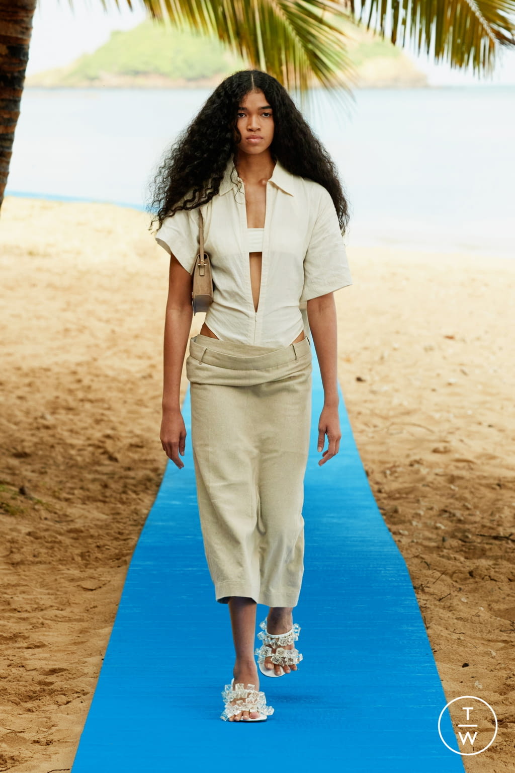 Fashion Week Paris Spring/Summer 2022 look 6 from the Jacquemus collection womenswear