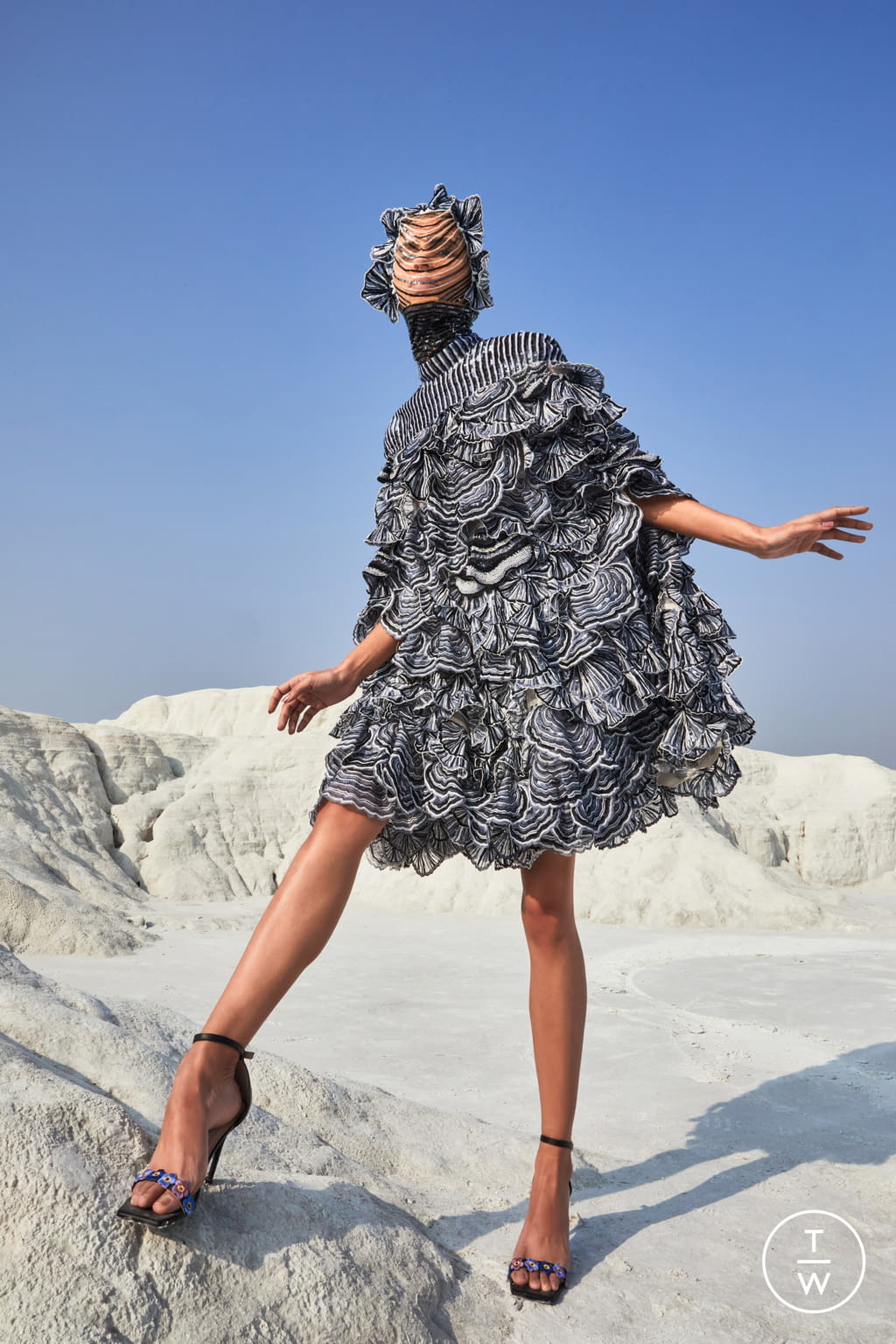 Fashion Week Paris Spring/Summer 2021 look 6 from the Rahul Mishra collection couture