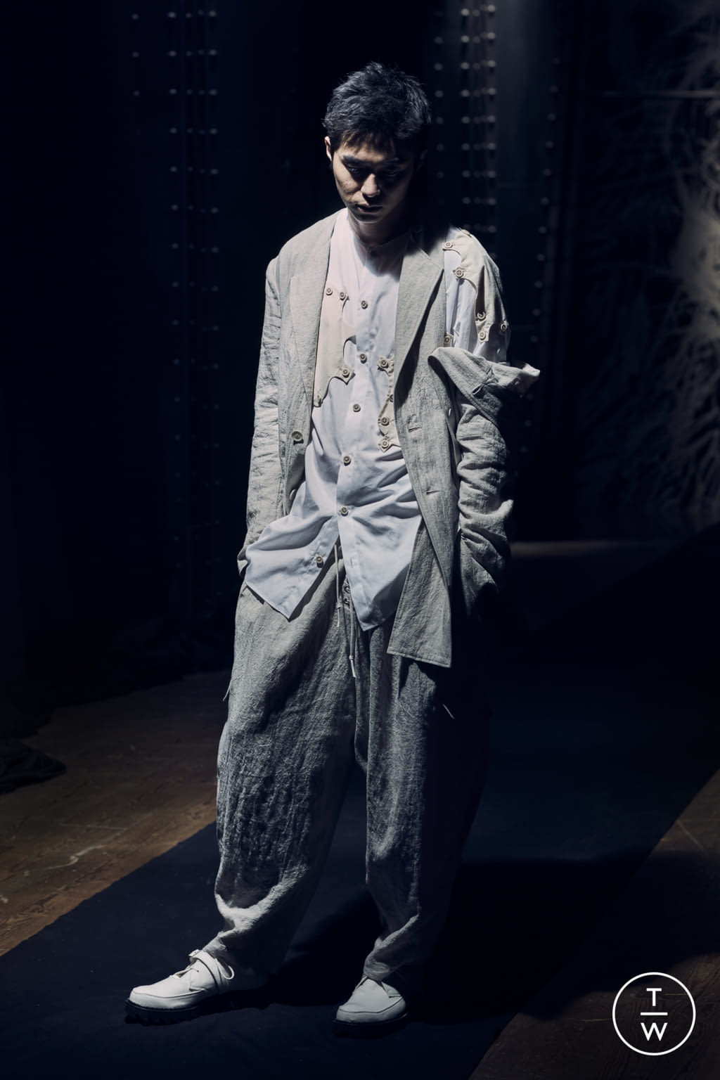 Fashion Week Paris Spring/Summer 2021 look 9 from the Yohji Yamamoto collection menswear