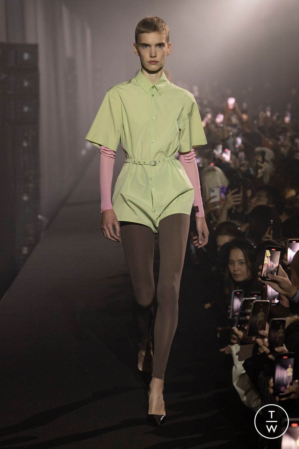 Fashion Week London Spring/Summer 2023 look 1 from the Raf Simons collection 女装