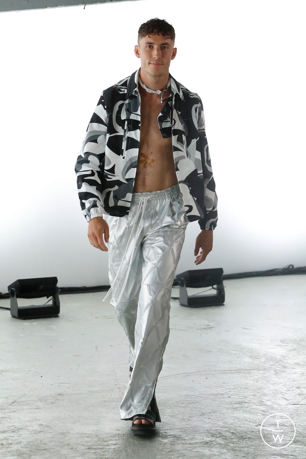 Fashion Week Paris Spring/Summer 2023 look 4 from the Valette Studio collection 男装