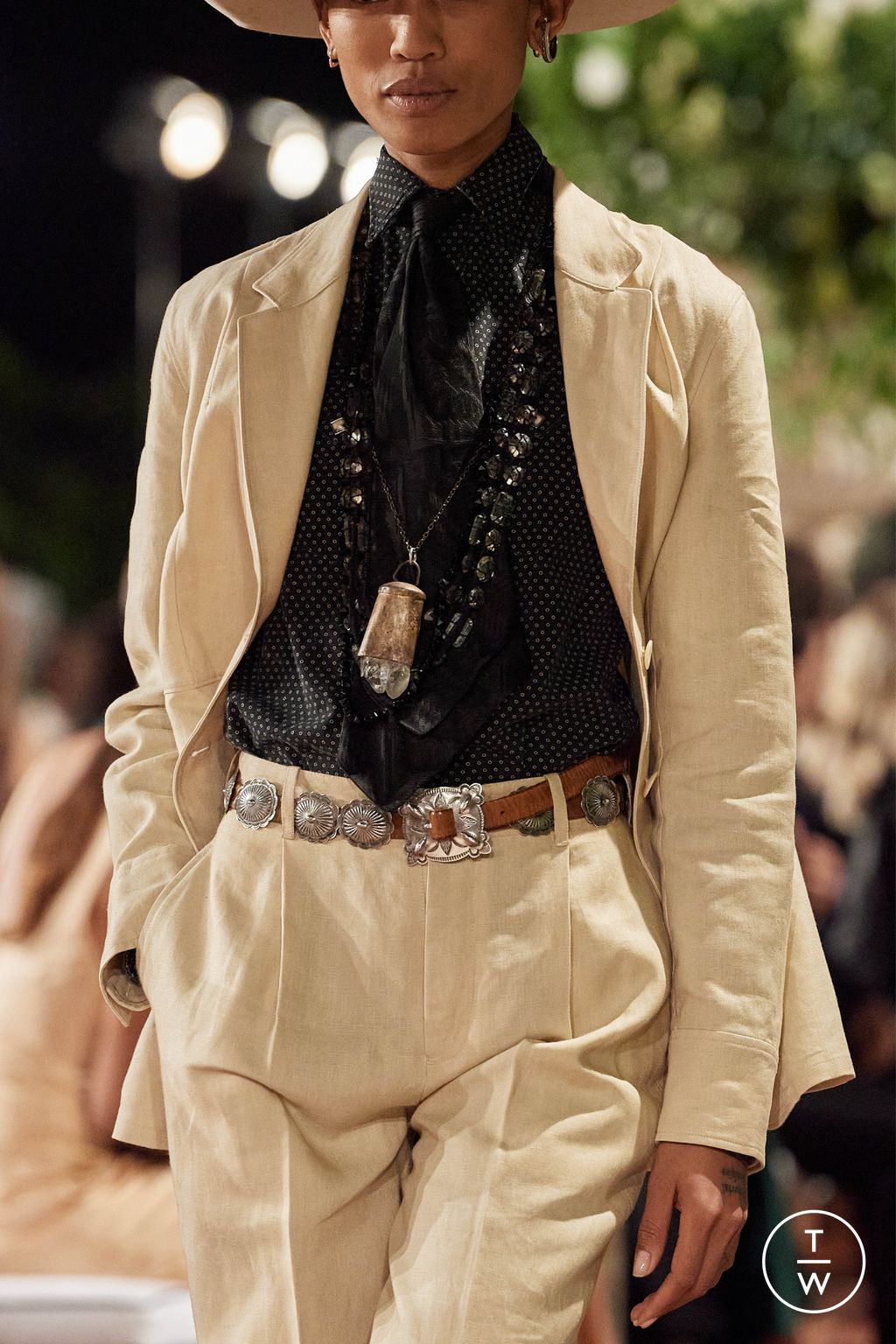 Fashion Week New York Spring/Summer 2023 look 16 from the Ralph Lauren collection 女装配饰