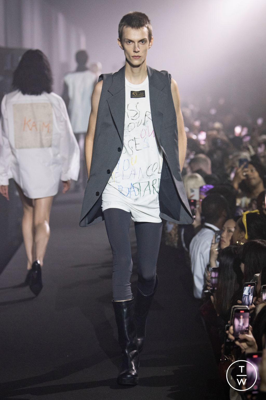 Fashion Week London Spring/Summer 2023 look 10 from the Raf Simons collection 女装