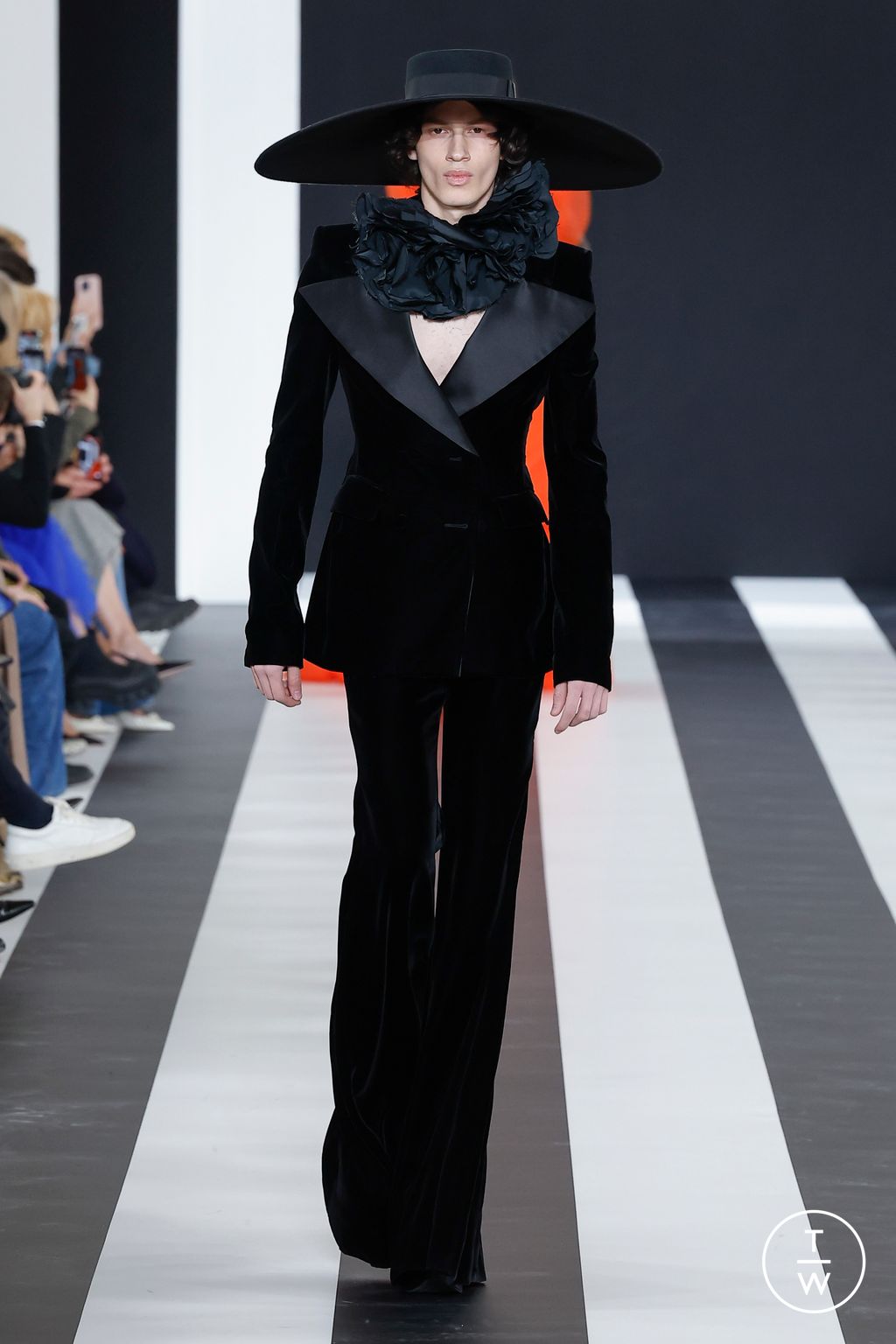 Fashion Week Paris Fall/Winter 2023 look 2 from the Nina Ricci collection womenswear