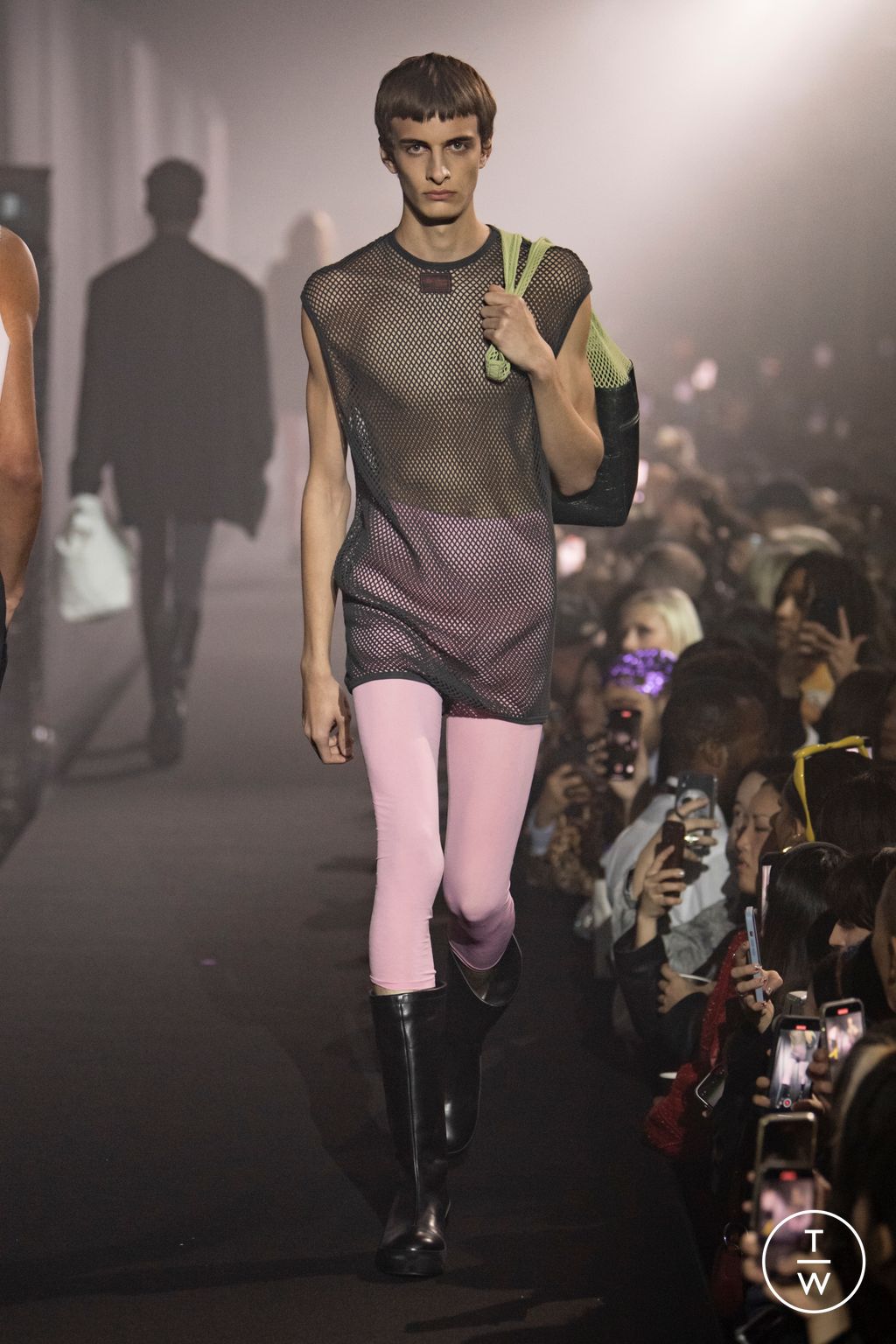 Fashion Week London Spring/Summer 2023 look 24 from the Raf Simons collection womenswear