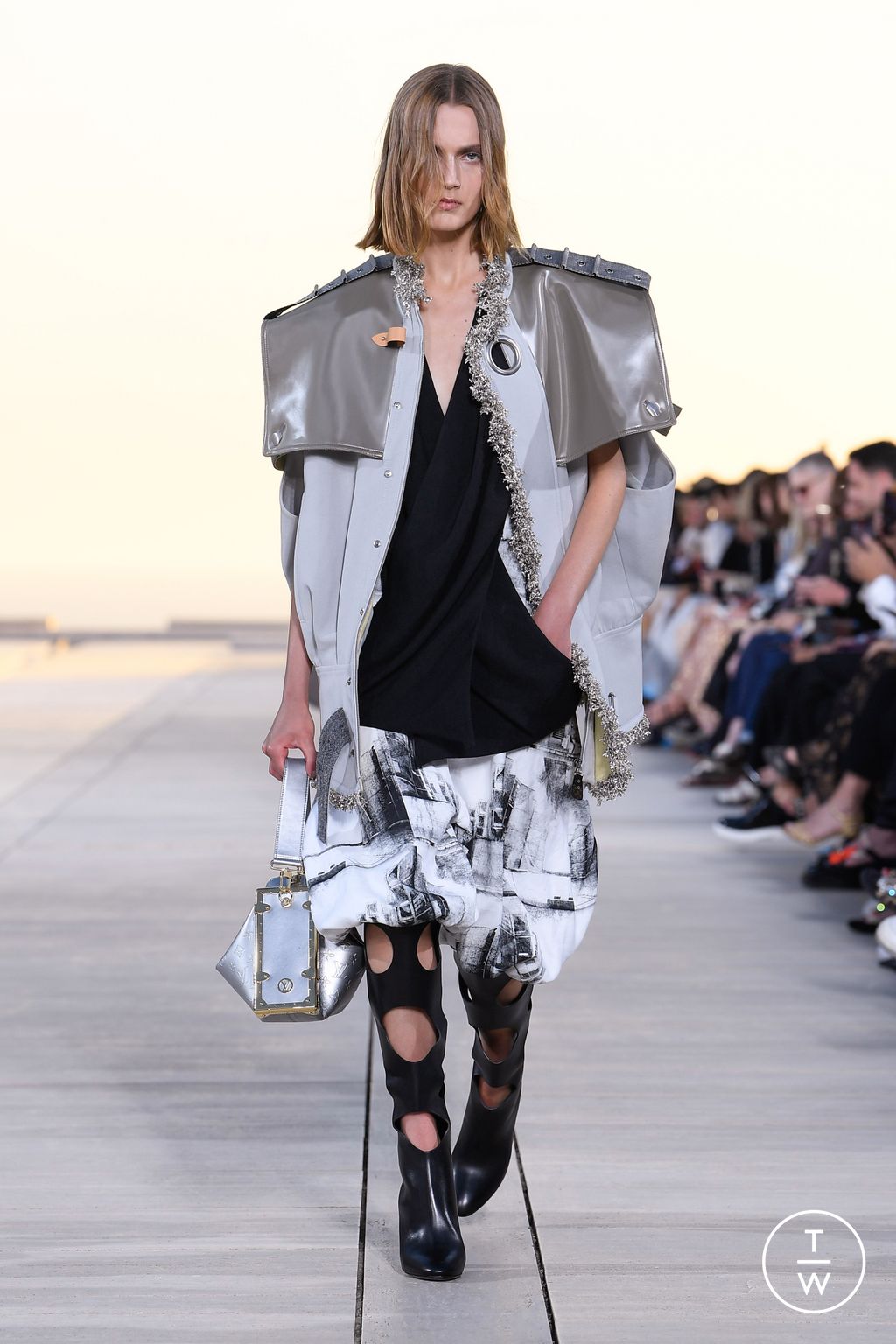 Fashion Week Paris Resort 2023 look 28 from the Louis Vuitton collection womenswear