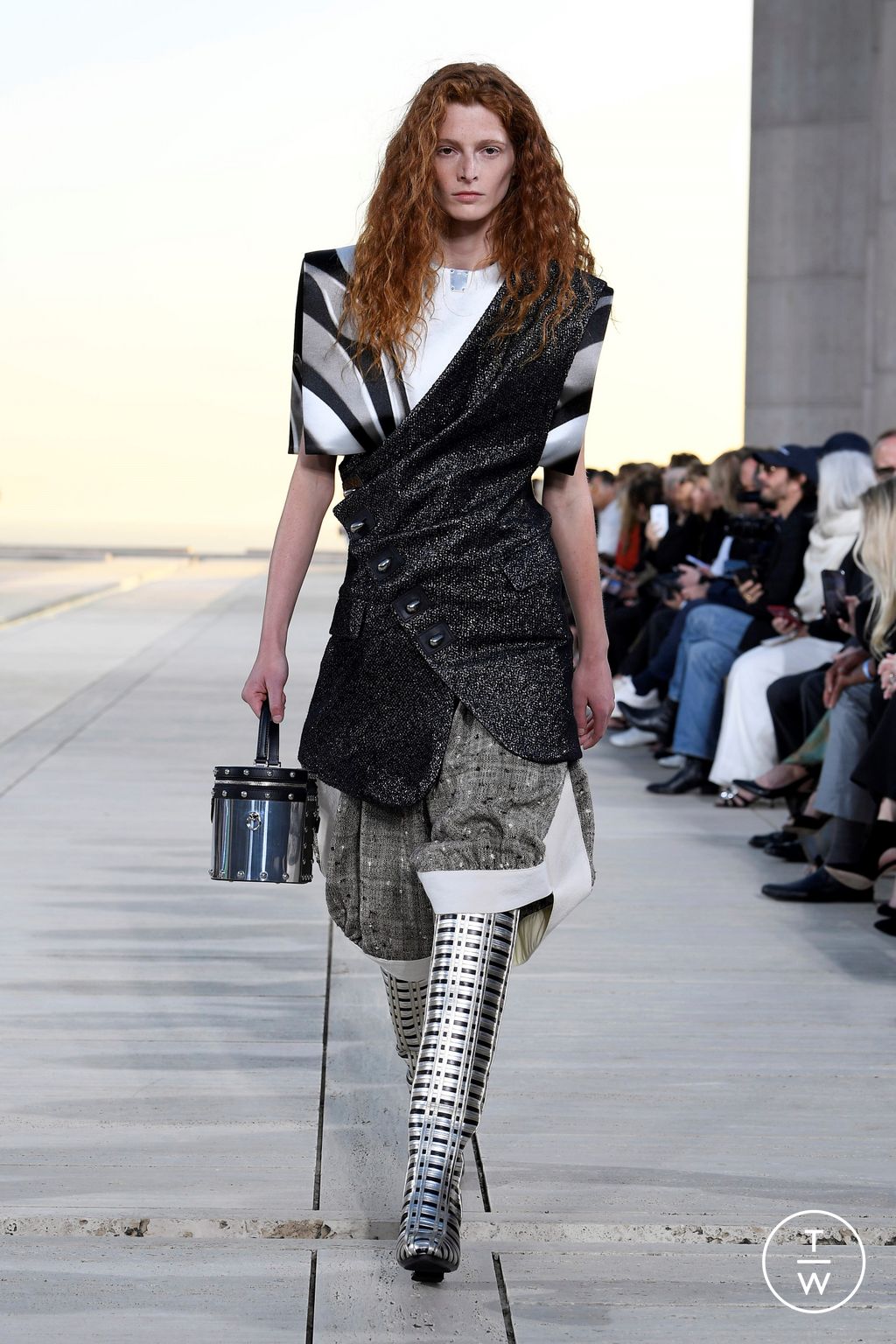 Fashion Week Paris Resort 2023 look 32 from the Louis Vuitton collection 女装
