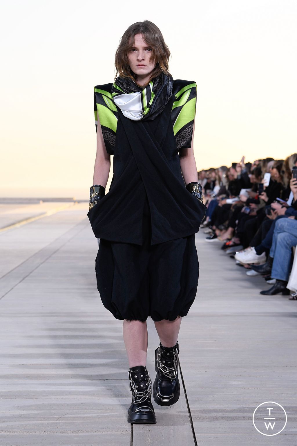 Fashion Week Paris Resort 2023 look 37 from the Louis Vuitton collection womenswear
