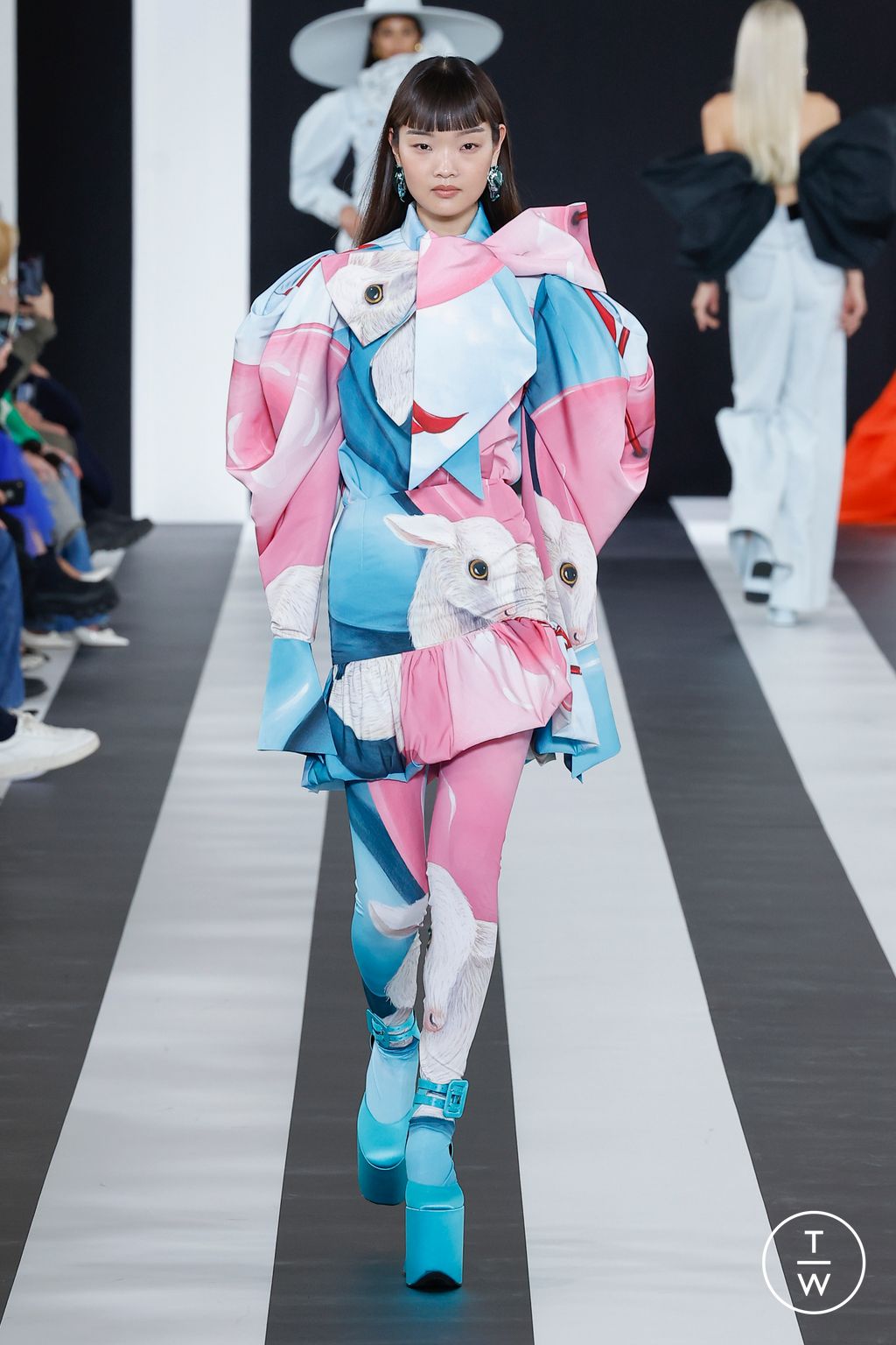 Fashion Week Paris Fall/Winter 2023 look 6 de la collection Nina Ricci womenswear