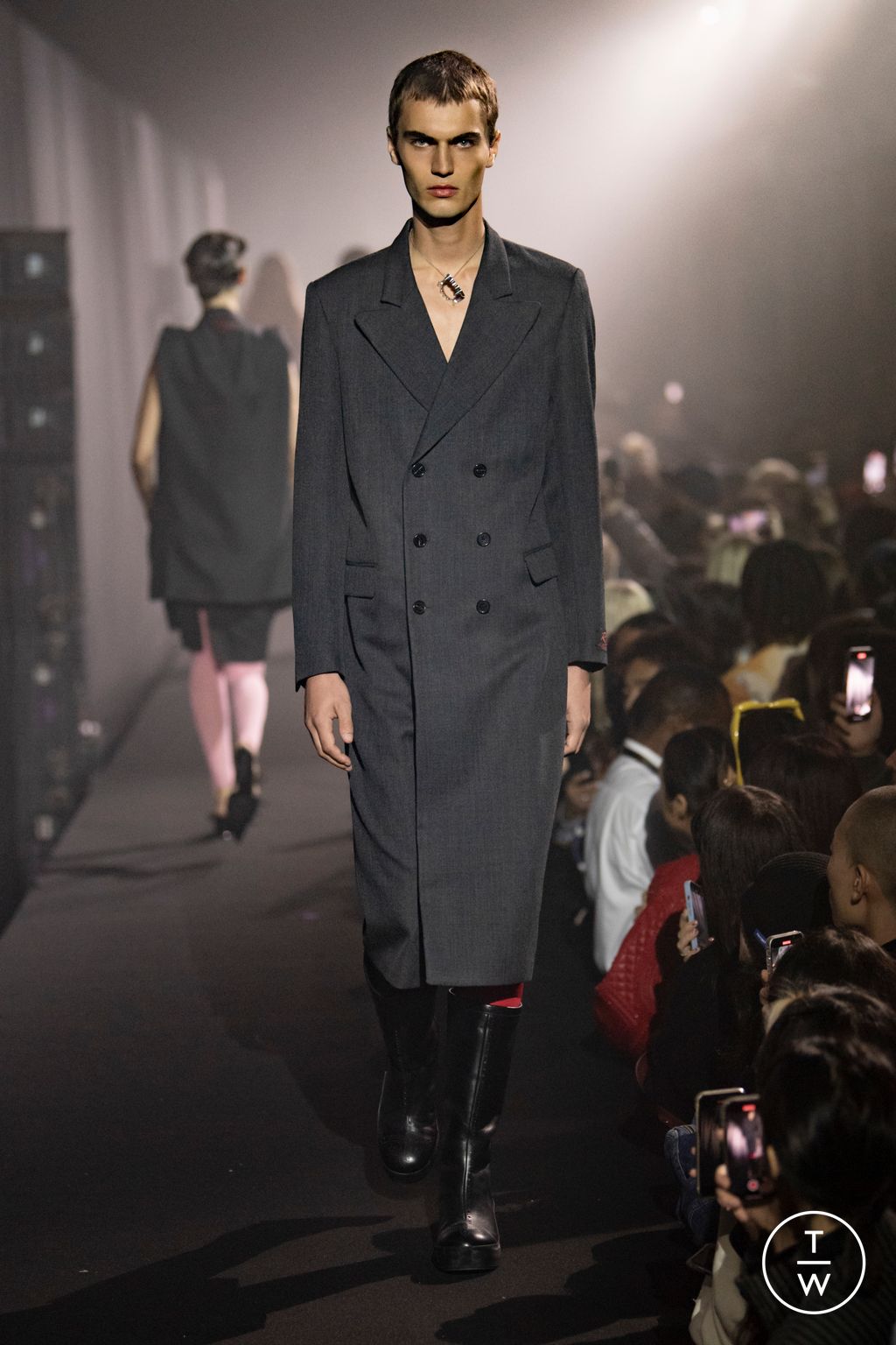 Fashion Week London Spring/Summer 2023 look 62 from the Raf Simons collection 女装