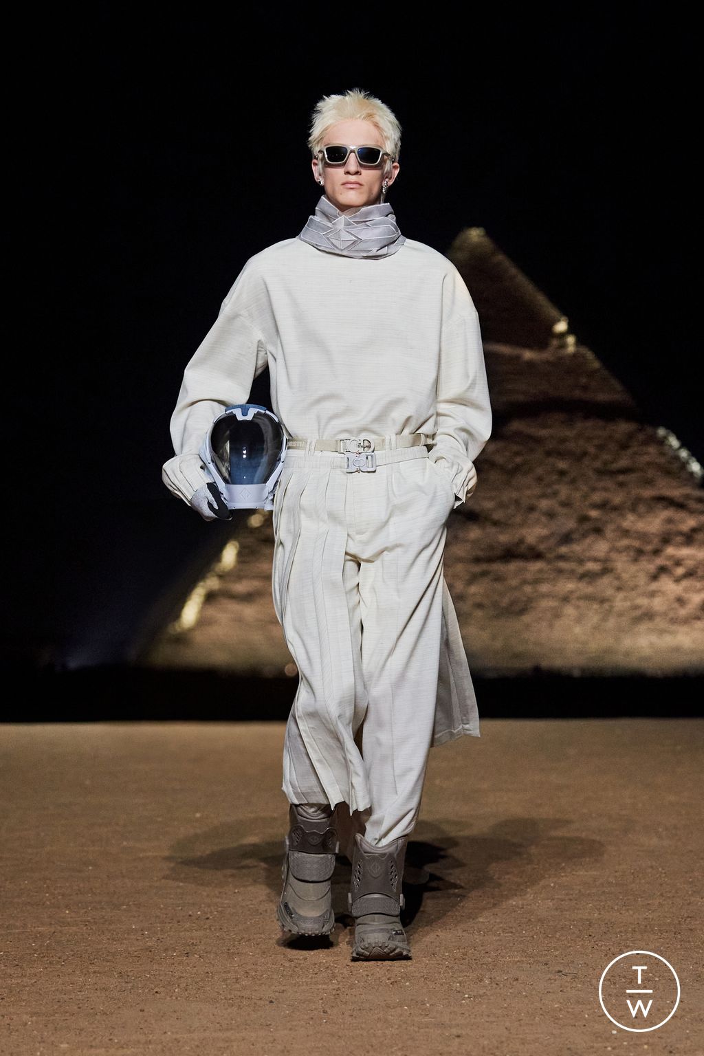 Fashion Week Paris Pre-Fall 2023 look 1 from the Dior Men collection 男装