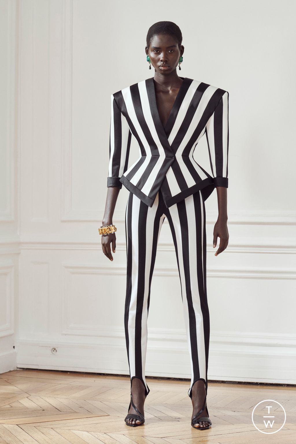 Fashion Week Paris Pre-Fall 2024 look 1 from the Balmain collection womenswear
