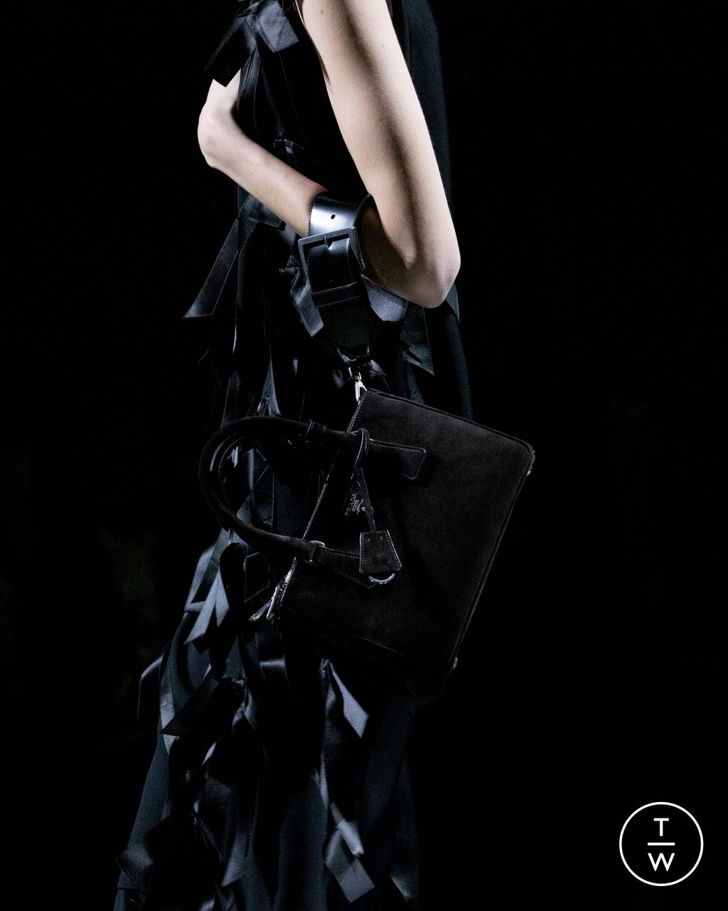 Fashion Week Milan Fall/Winter 2024 look 2 de la collection Prada womenswear accessories
