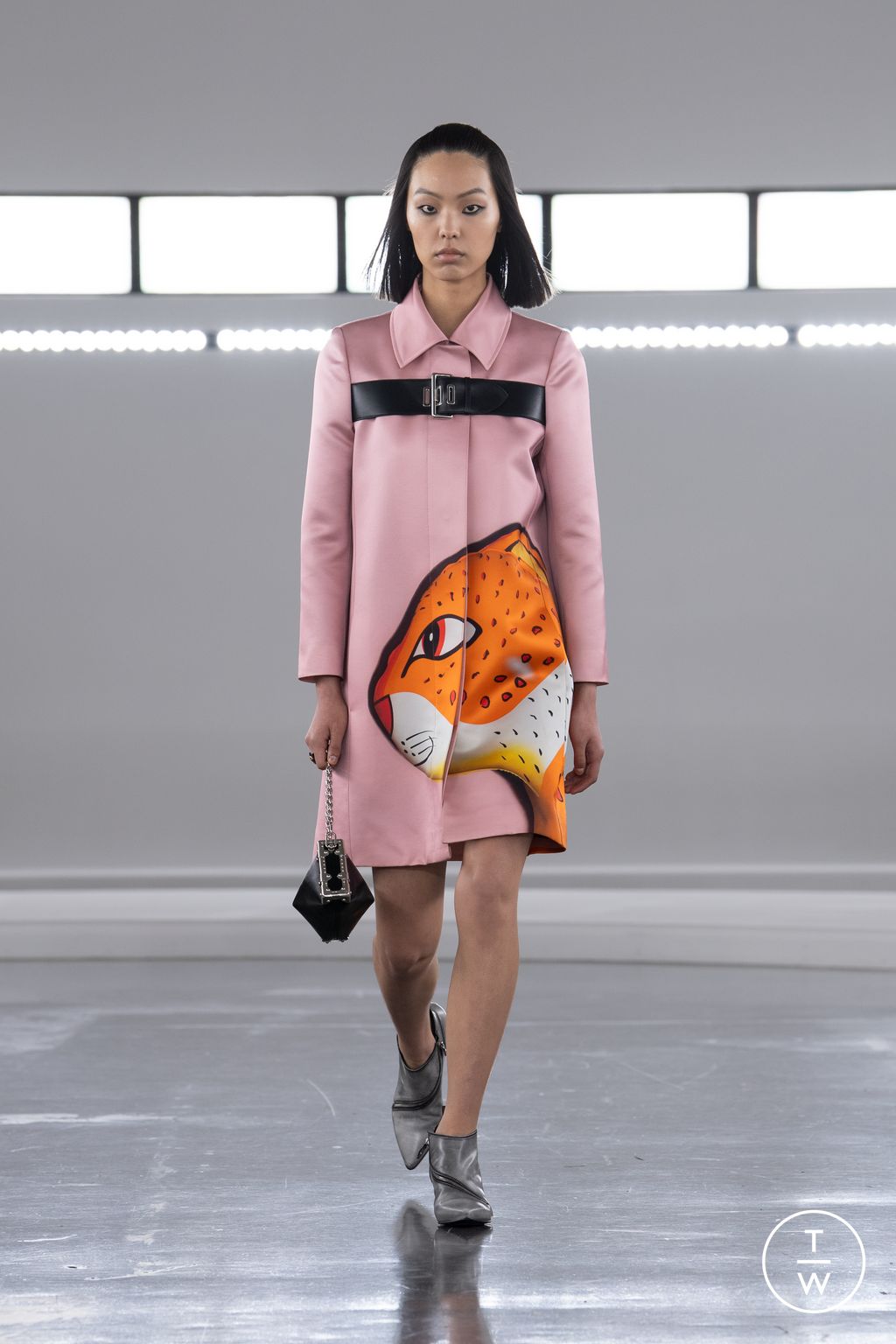 Fashion Week Paris Pre-Fall 2024 look 1 from the Louis Vuitton collection 女装
