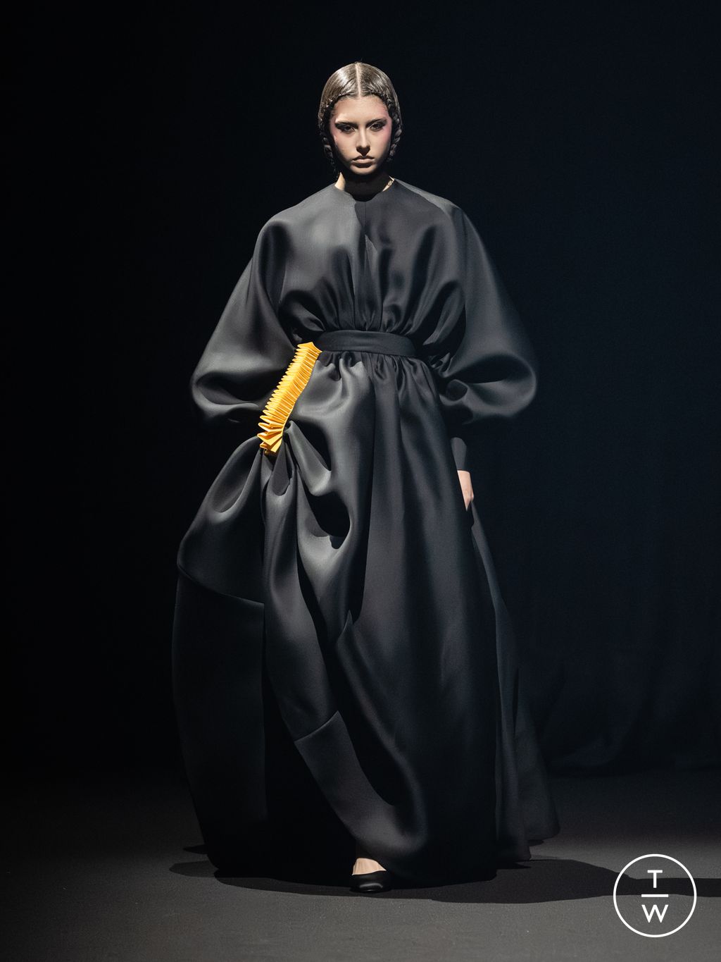 Fashion Week Paris Spring/Summer 2026 look 1 from the Viktor & Rolf collection 高级定制