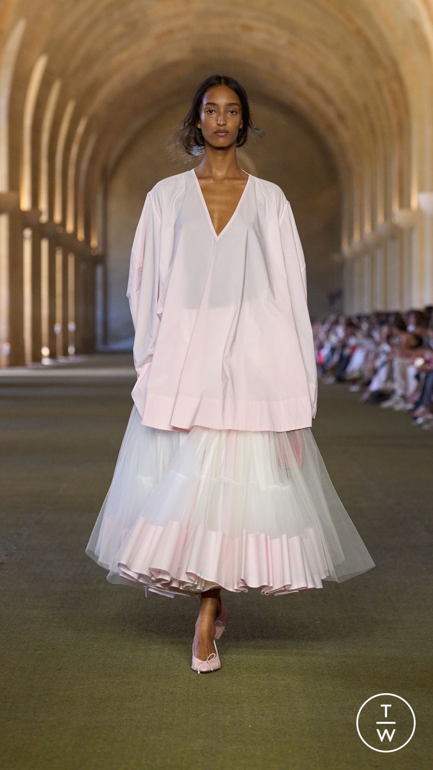 Fashion Week Paris Spring/Summer 2026 look 2 from the Jacquemus collection menswear