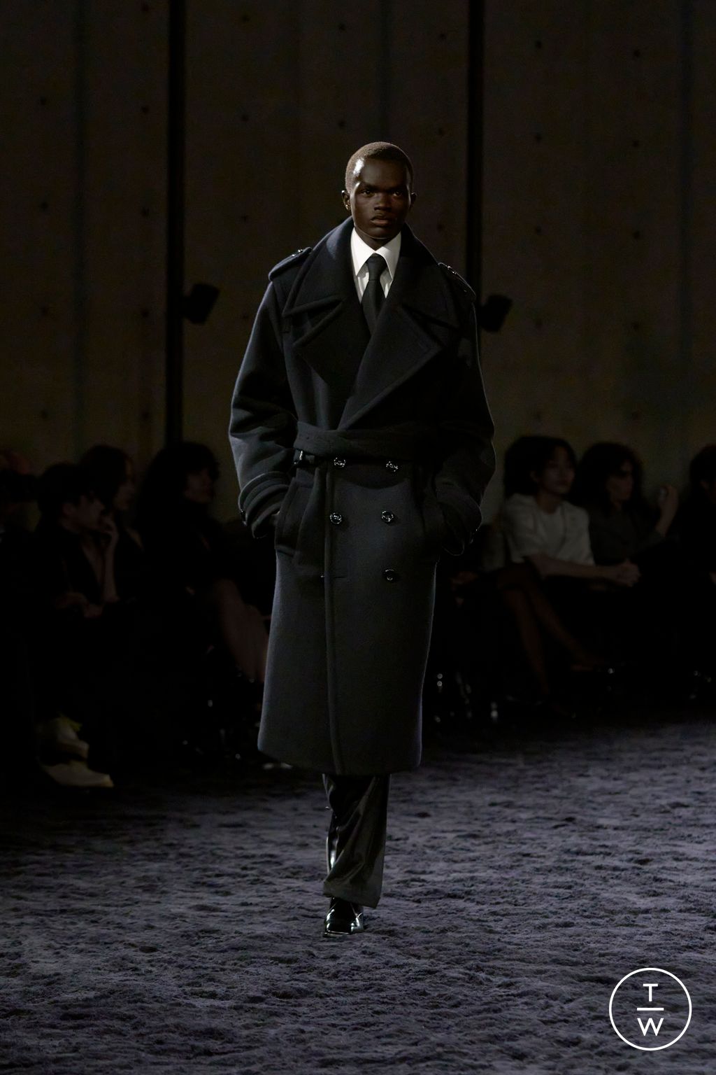 Fashion Week Paris Fall/Winter 2024 look 2 from the Saint Laurent collection 男装