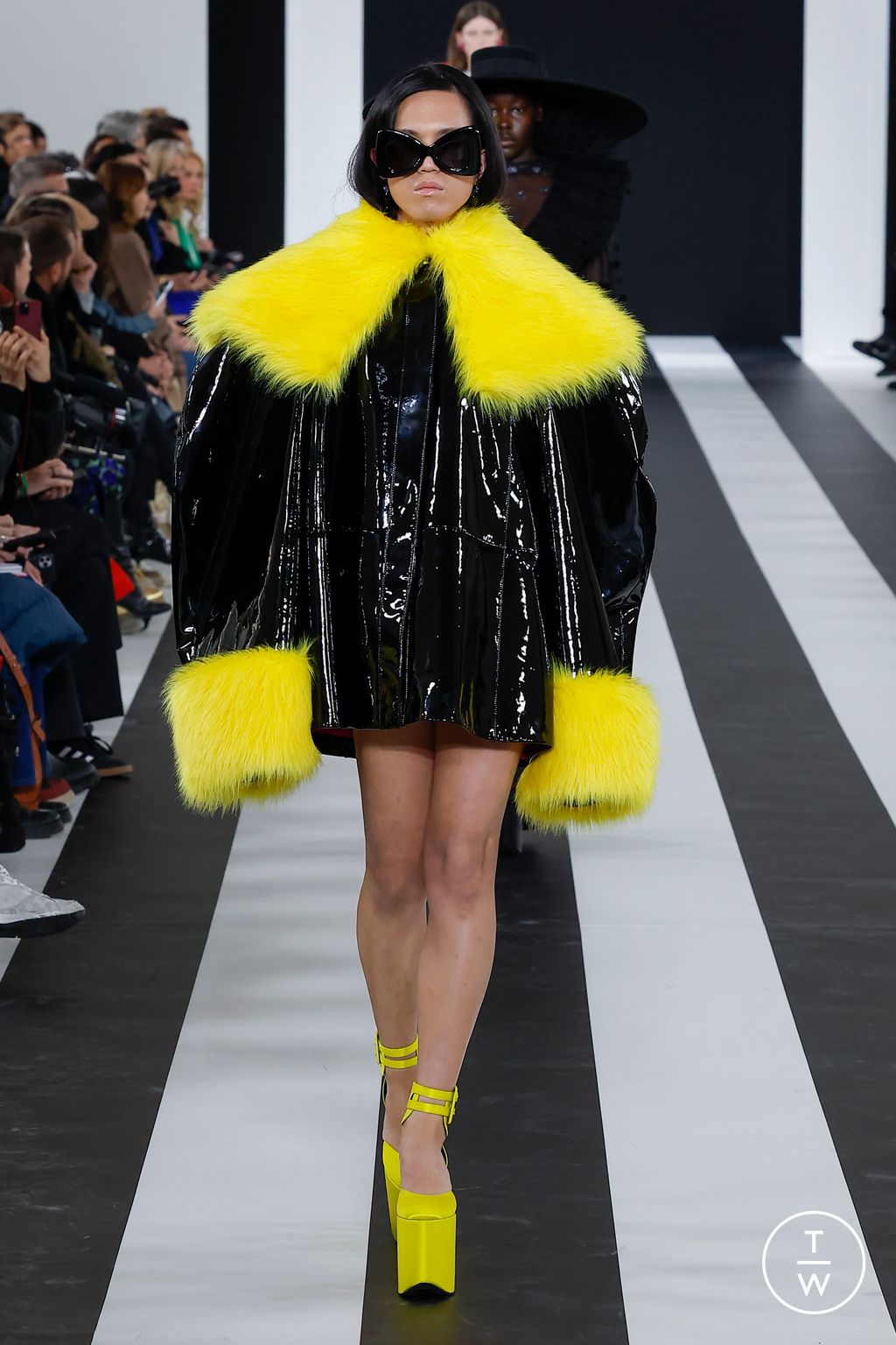 Fashion Week Paris Fall/Winter 2023 look 22 from the Nina Ricci collection womenswear