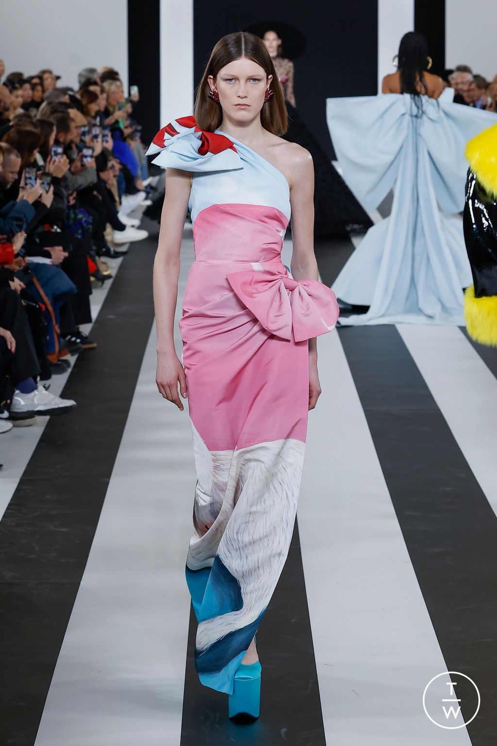 Fashion Week Paris Fall/Winter 2023 look 24 from the Nina Ricci collection womenswear