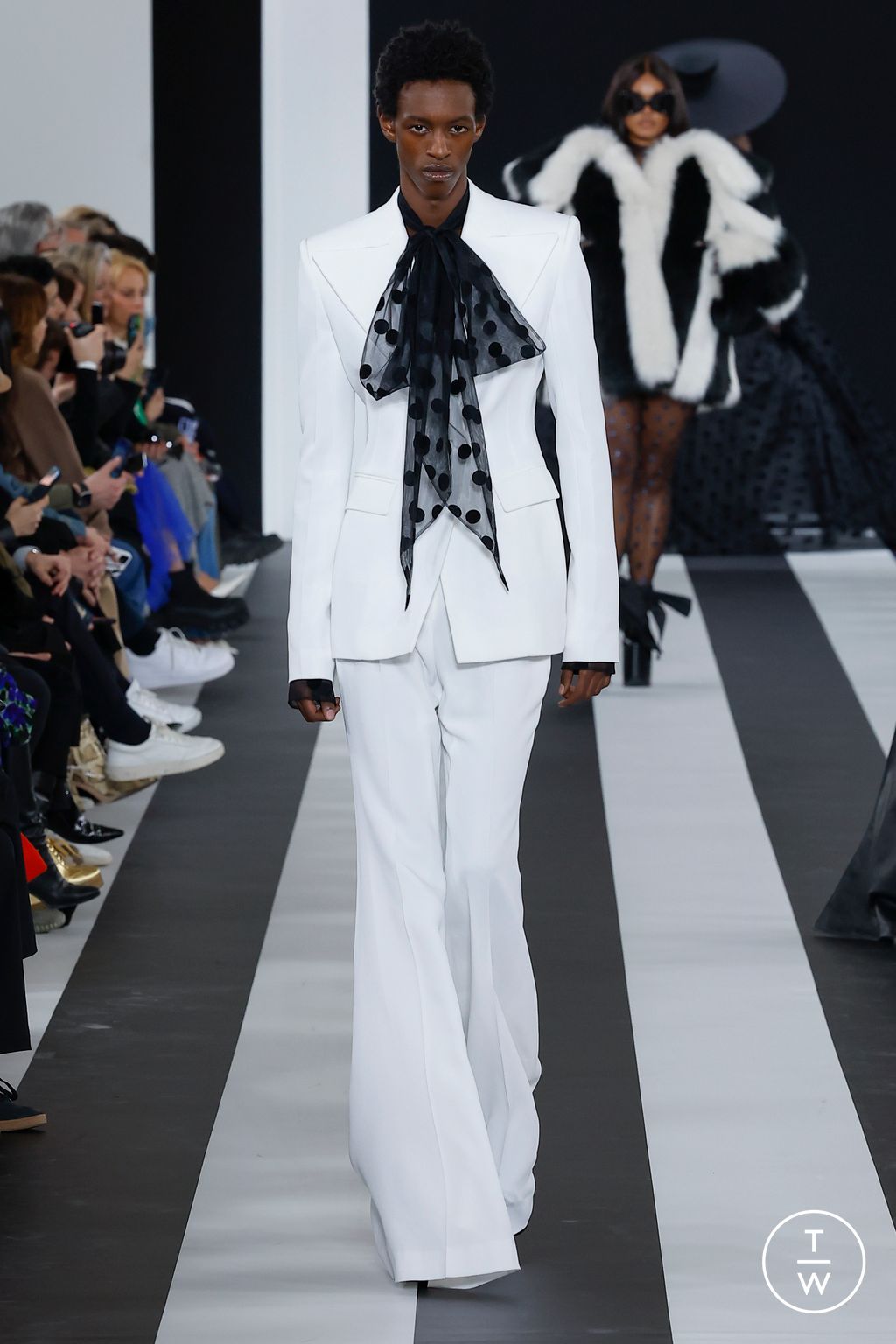 Fashion Week Paris Fall/Winter 2023 look 28 from the Nina Ricci collection 女装