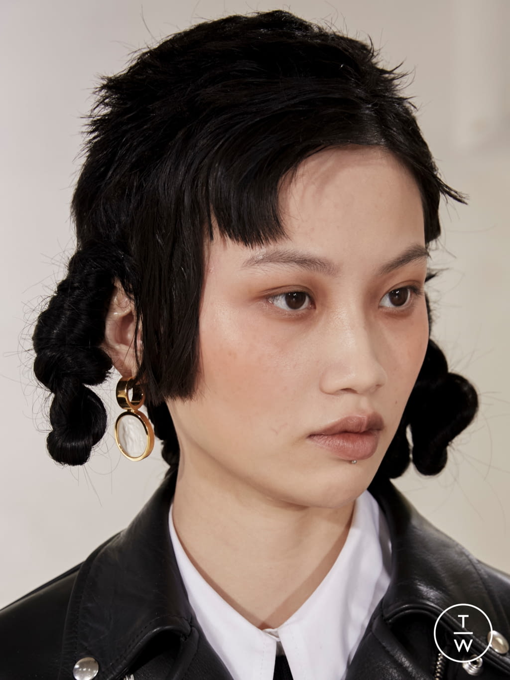 Fashion Week London Fall/Winter 2021 look 1 from the Simone Rocha collection 女装配饰