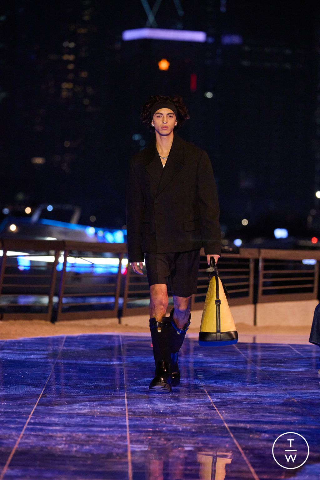 Fashion Week Paris Pre-Fall 2024 look 3 from the Louis Vuitton collection menswear