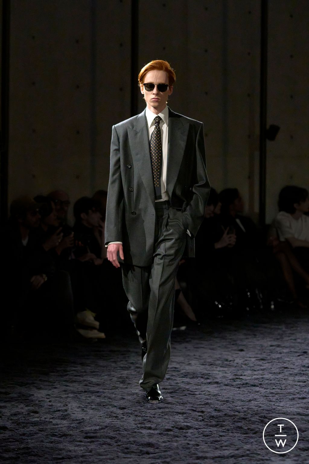 Fashion Week Paris Fall/Winter 2024 look 3 from the Saint Laurent collection 男装