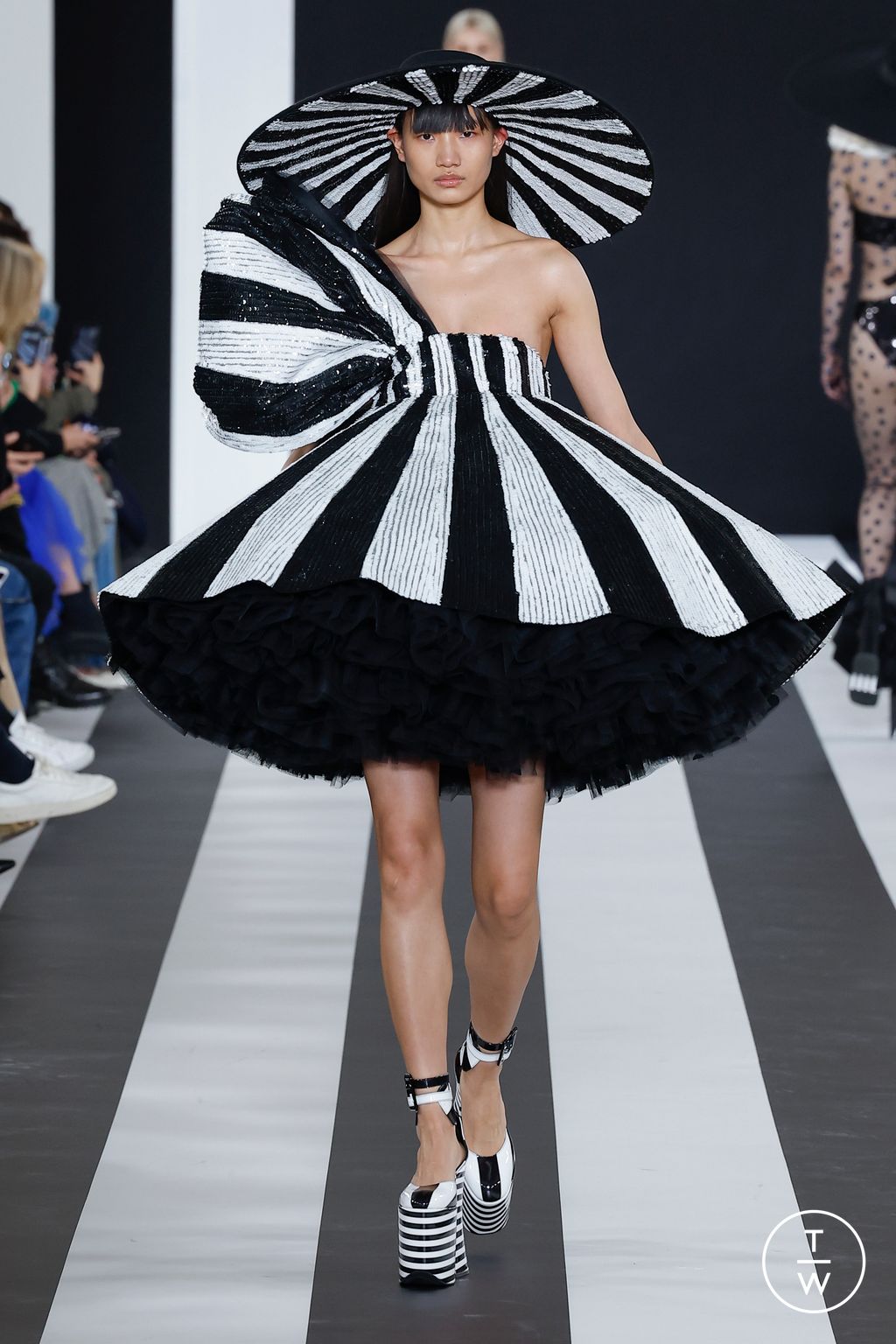 Fashion Week Paris Fall/Winter 2023 look 32 de la collection Nina Ricci womenswear