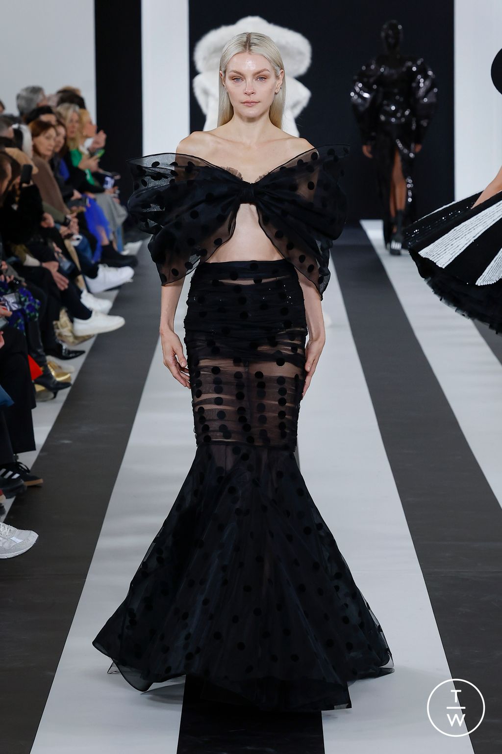 Fashion Week Paris Fall/Winter 2023 look 33 from the Nina Ricci collection 女装