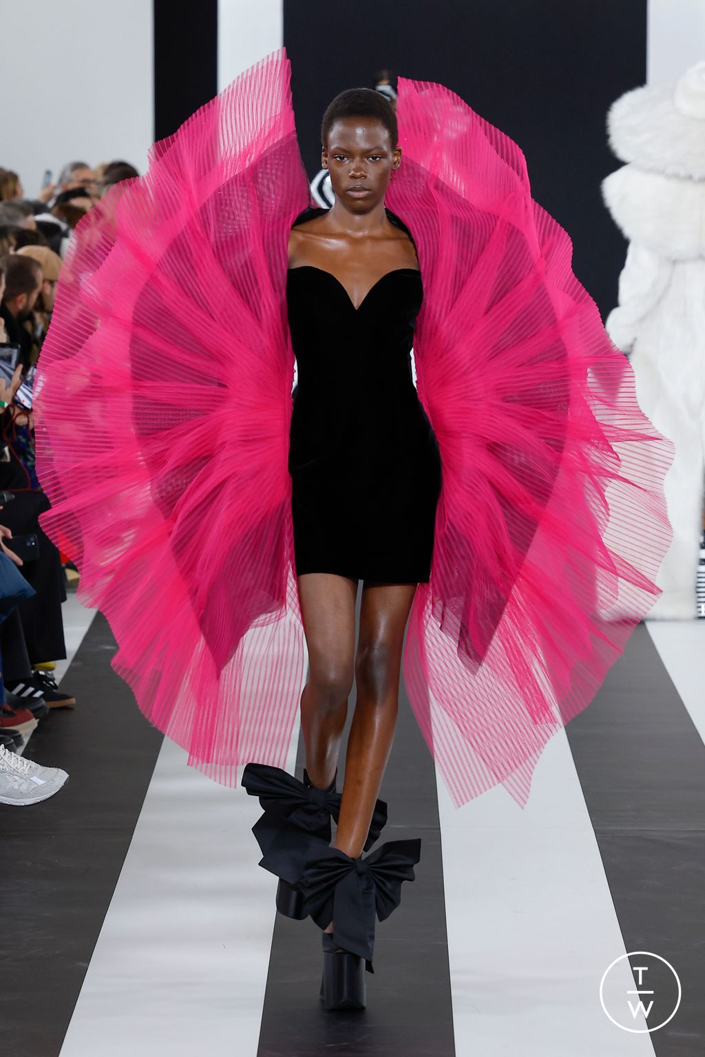 Fashion Week Paris Fall/Winter 2023 look 35 from the Nina Ricci collection 女装