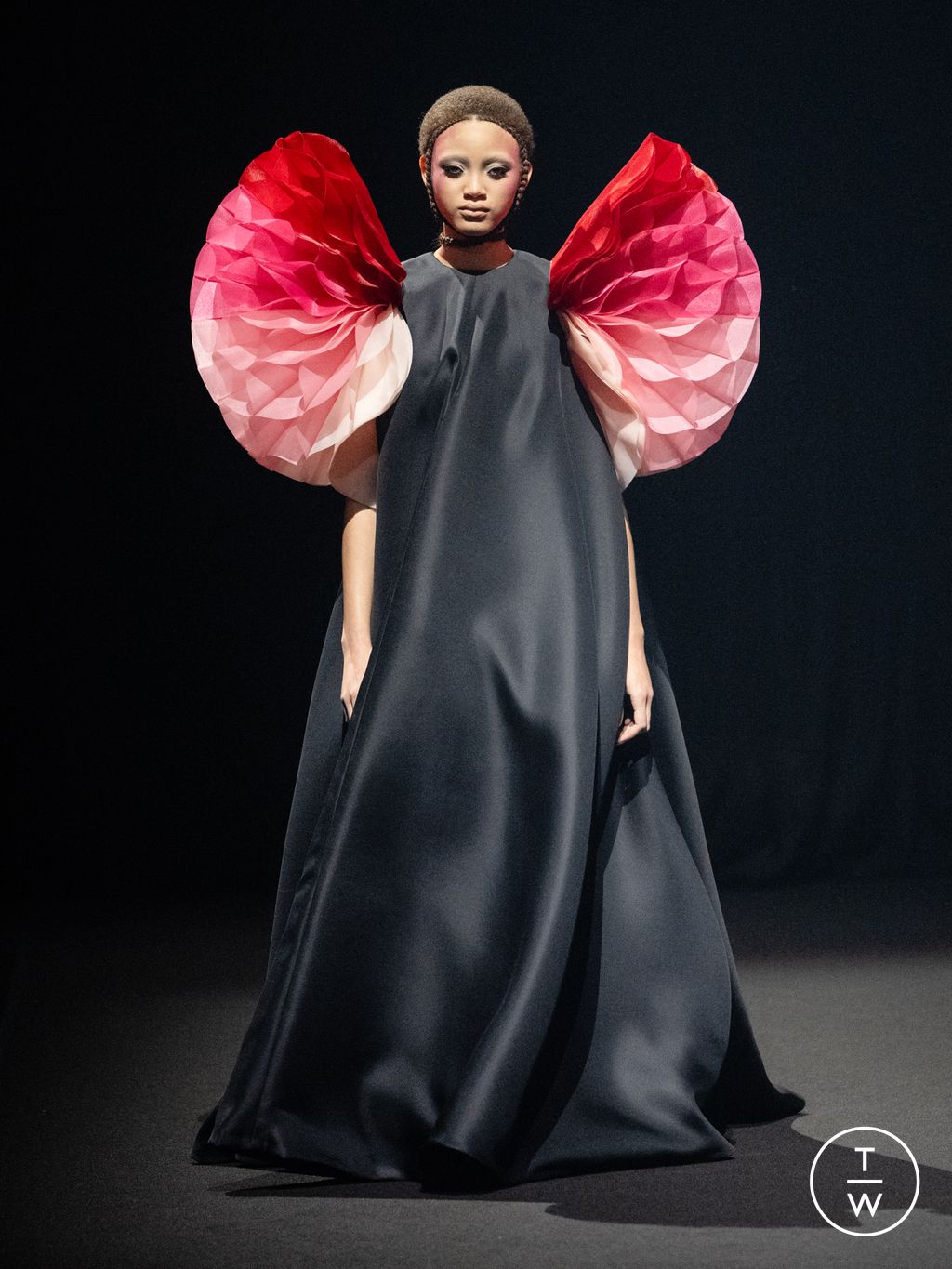 Fashion Week Paris Spring/Summer 2026 look 3 from the Viktor & Rolf collection couture