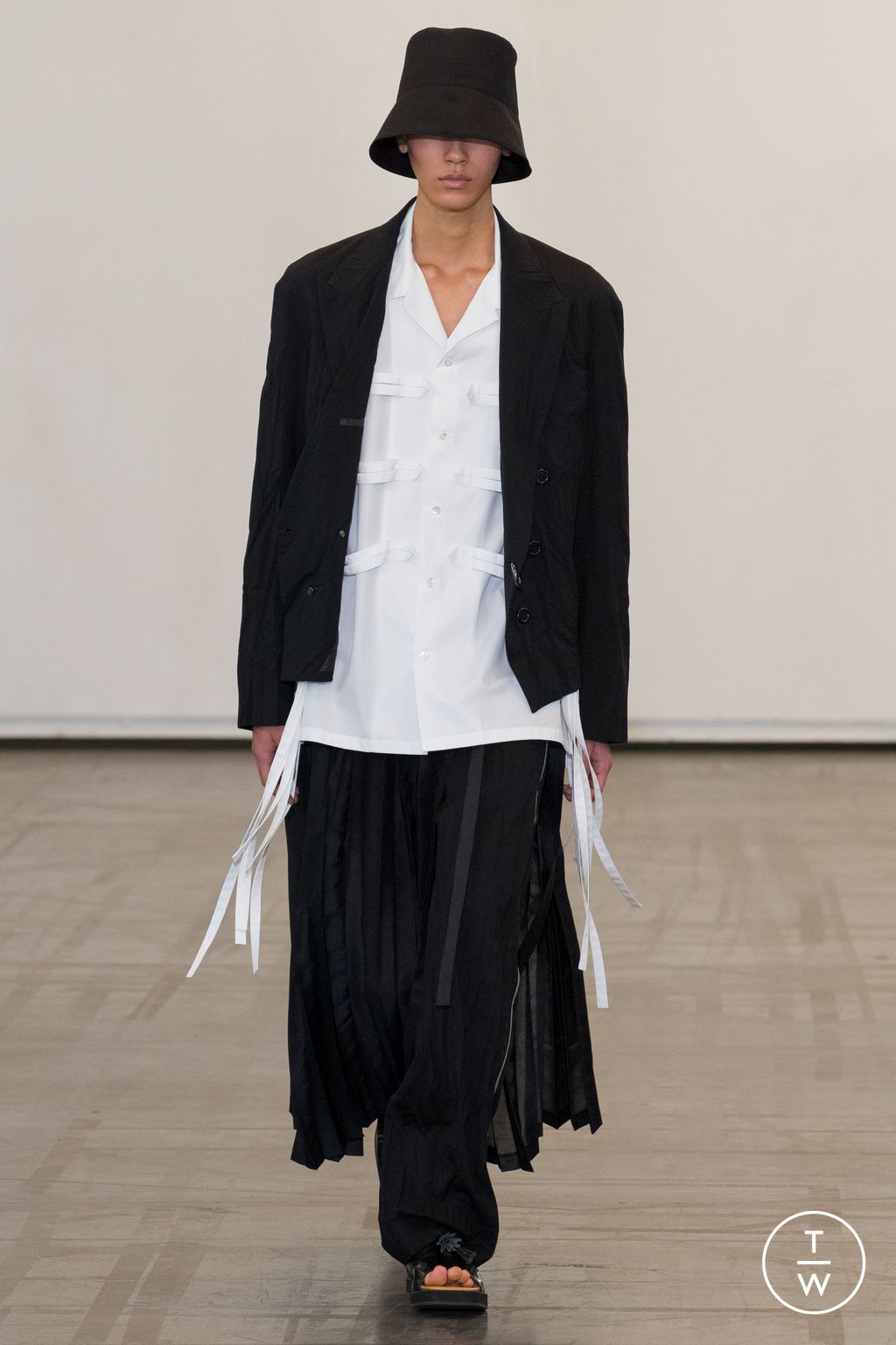 Fashion Week Paris Spring/Summer 2023 look 4 from the Ujoh collection 女装