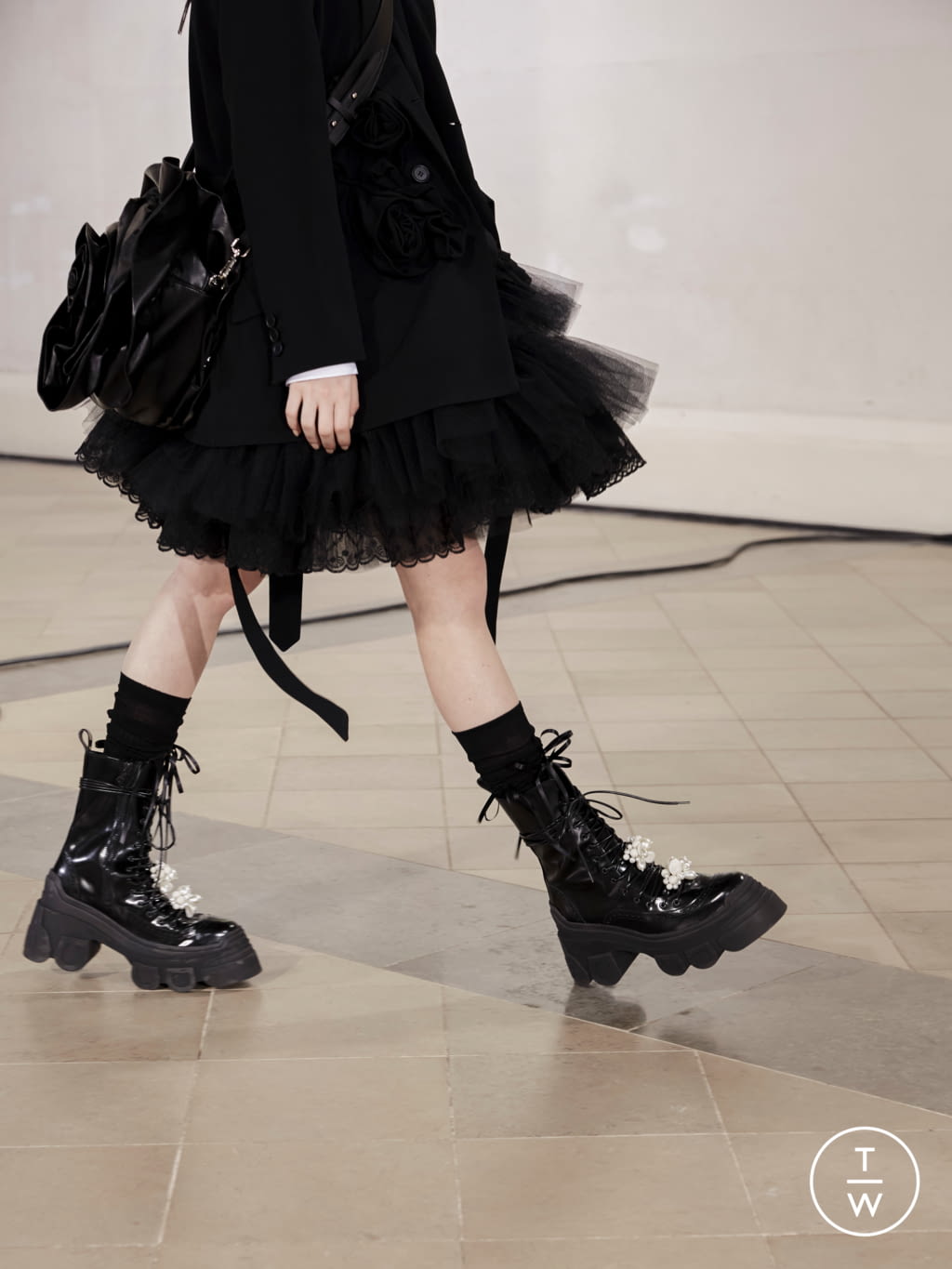 Fashion Week London Fall/Winter 2021 look 2 from the Simone Rocha collection 女装配饰