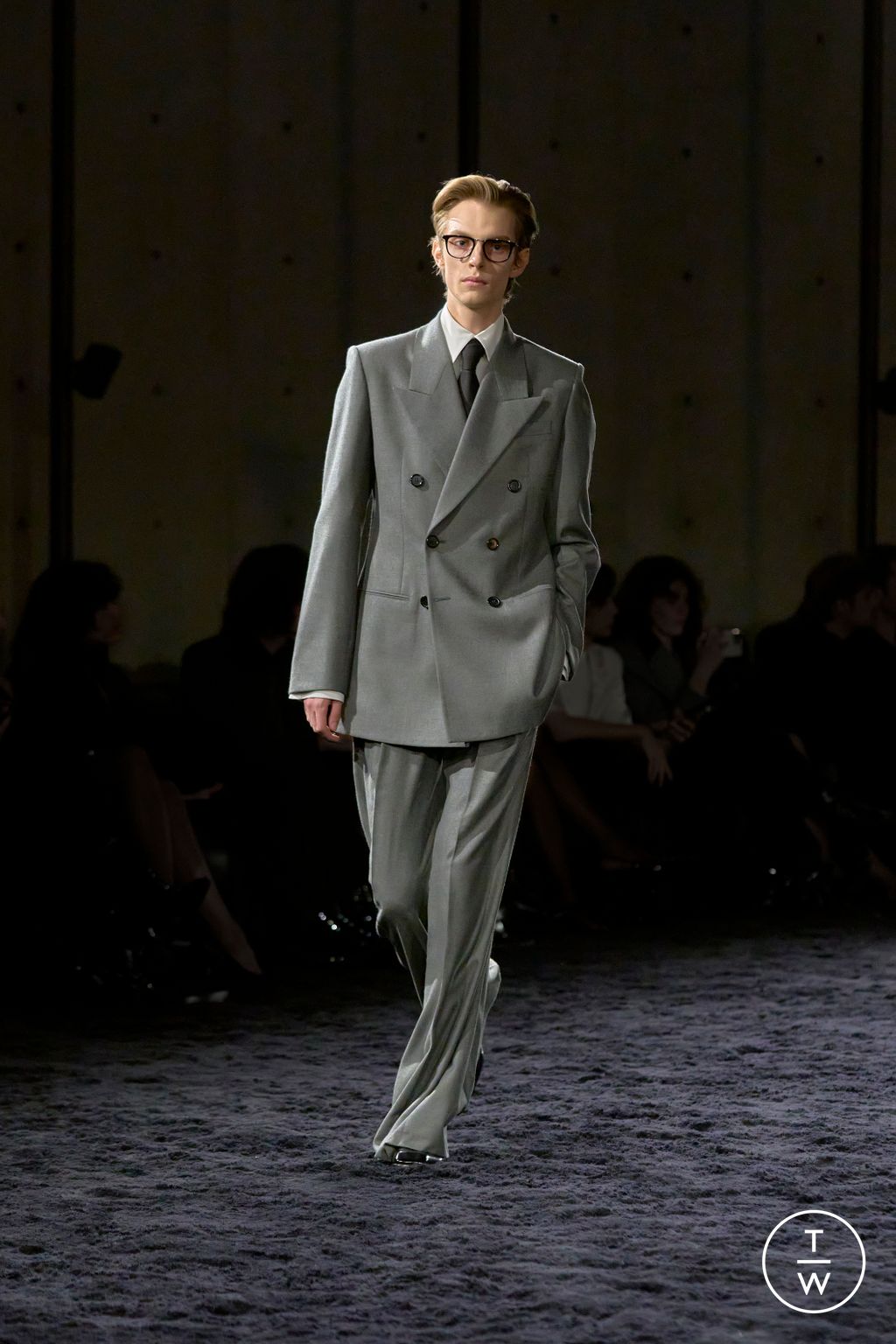 Fashion Week Paris Fall/Winter 2024 look 5 from the Saint Laurent collection 男装