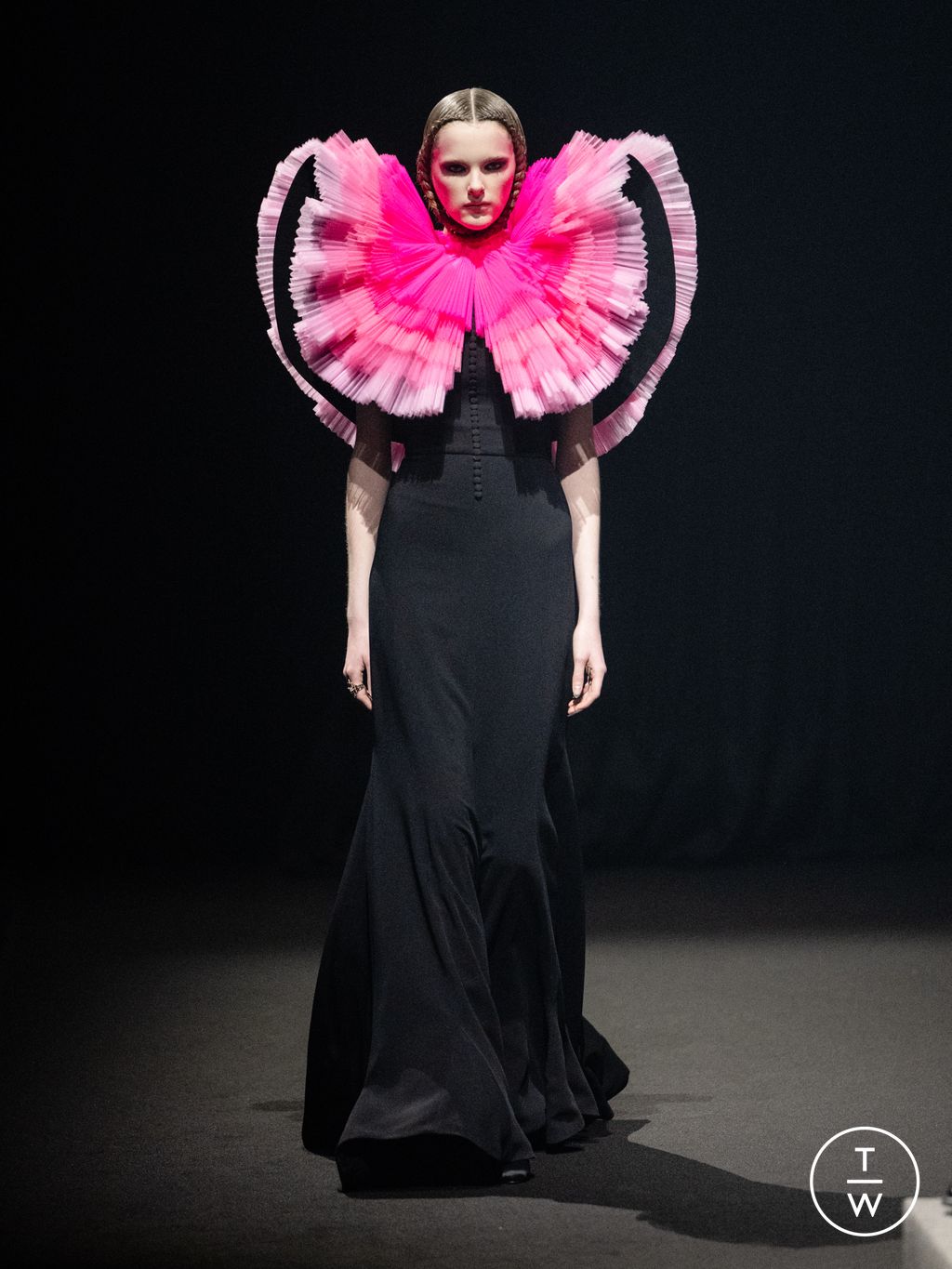Fashion Week Paris Spring/Summer 2026 look 5 from the Viktor & Rolf collection couture