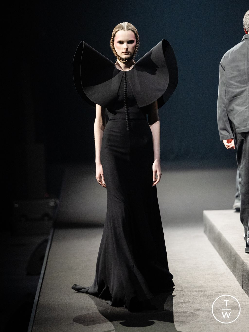 Fashion Week Paris Spring/Summer 2026 look 6 de la collection Viktor & Rolf couture