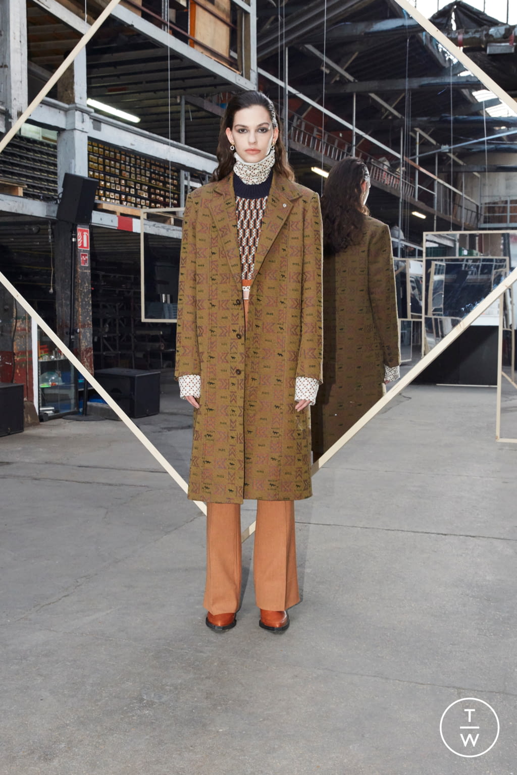 Fashion Week Paris Fall/Winter 2020 look 7 from the Maison Kitsuné collection womenswear