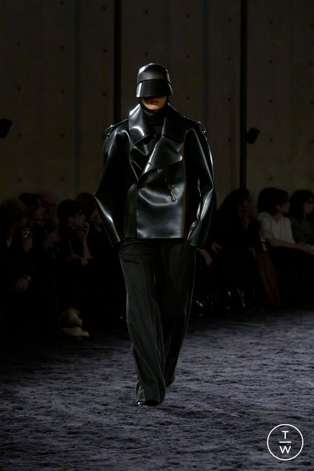 Fashion Week Paris Fall/Winter 2024 look 7 from the Saint Laurent collection 男装