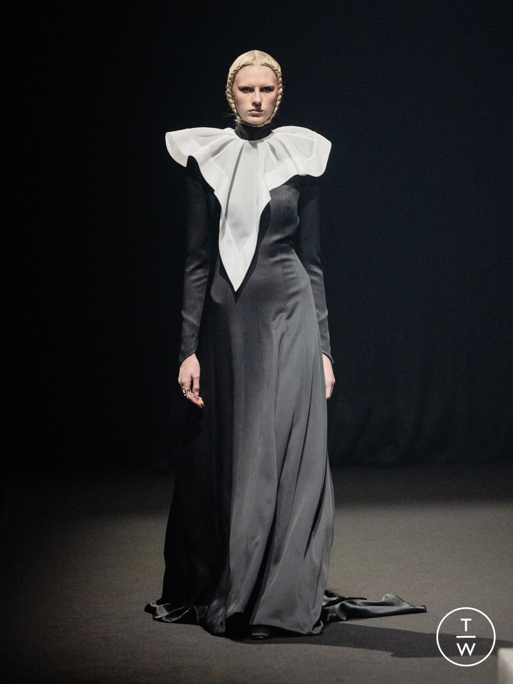 Fashion Week Paris Spring/Summer 2026 look 7 from the Viktor & Rolf collection couture