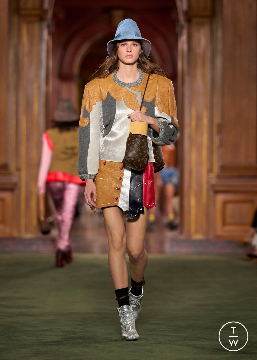 Fashion Week Paris Resort 2027 look 8 from the Louis Vuitton collection 女装